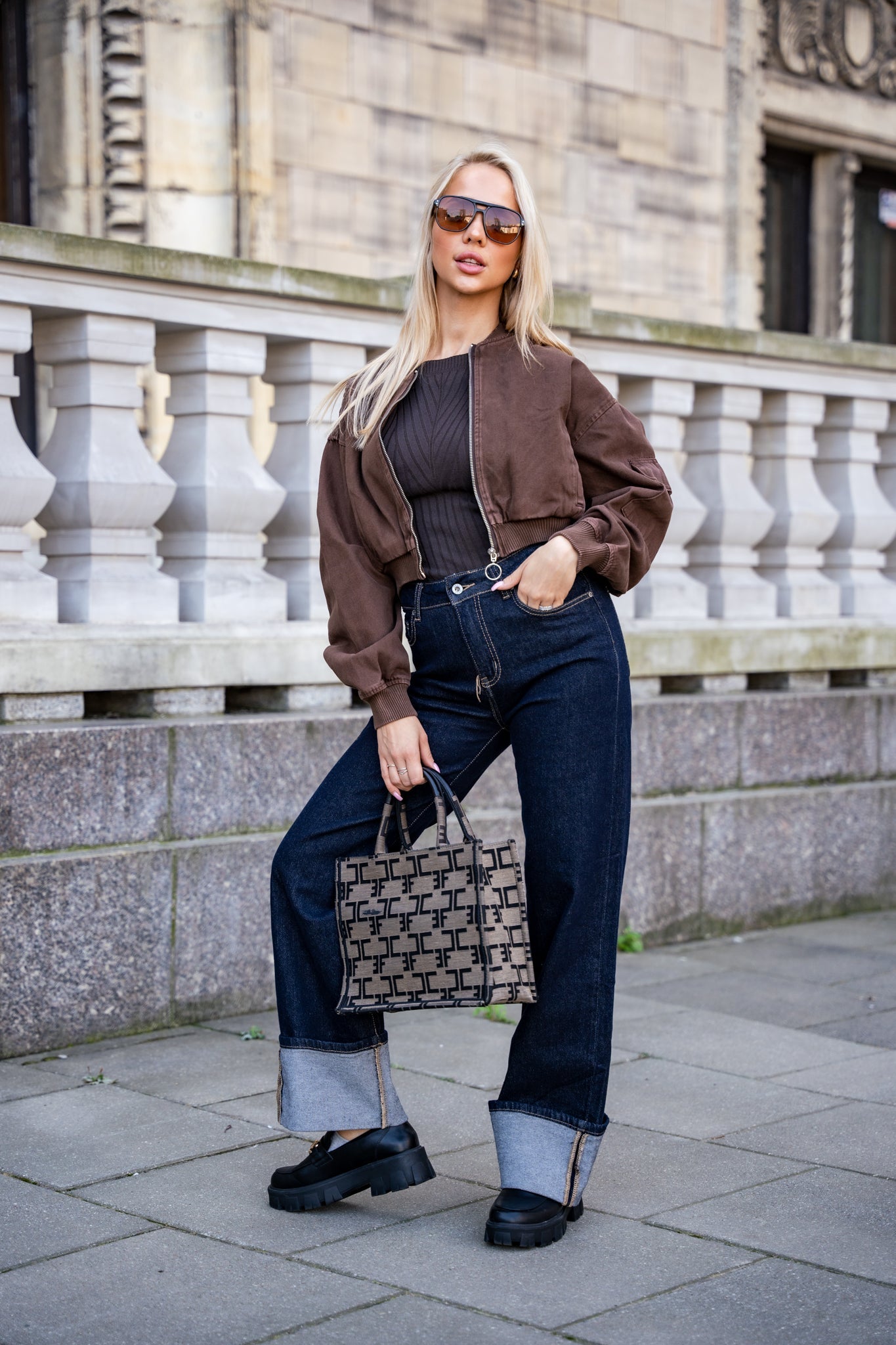 Jeansy High - Waist z Szerokimi Podwinięciami - Misstica - Misstica