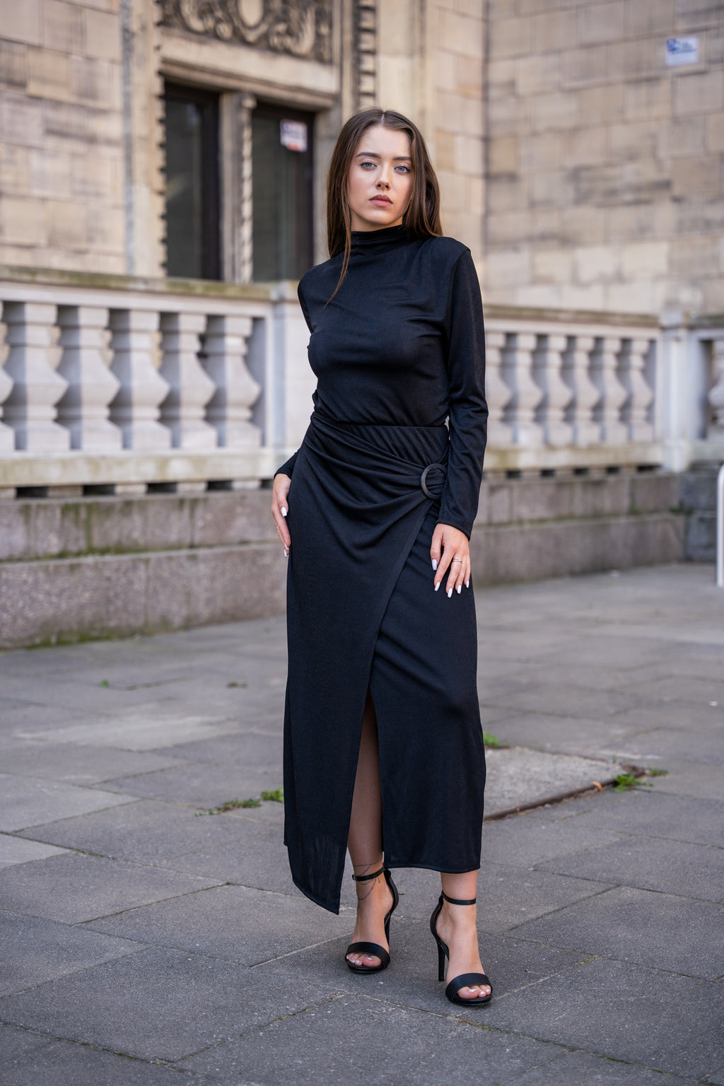 Asymetryczna Spódnica z Drapowaniem i Ozdobną Klamrą