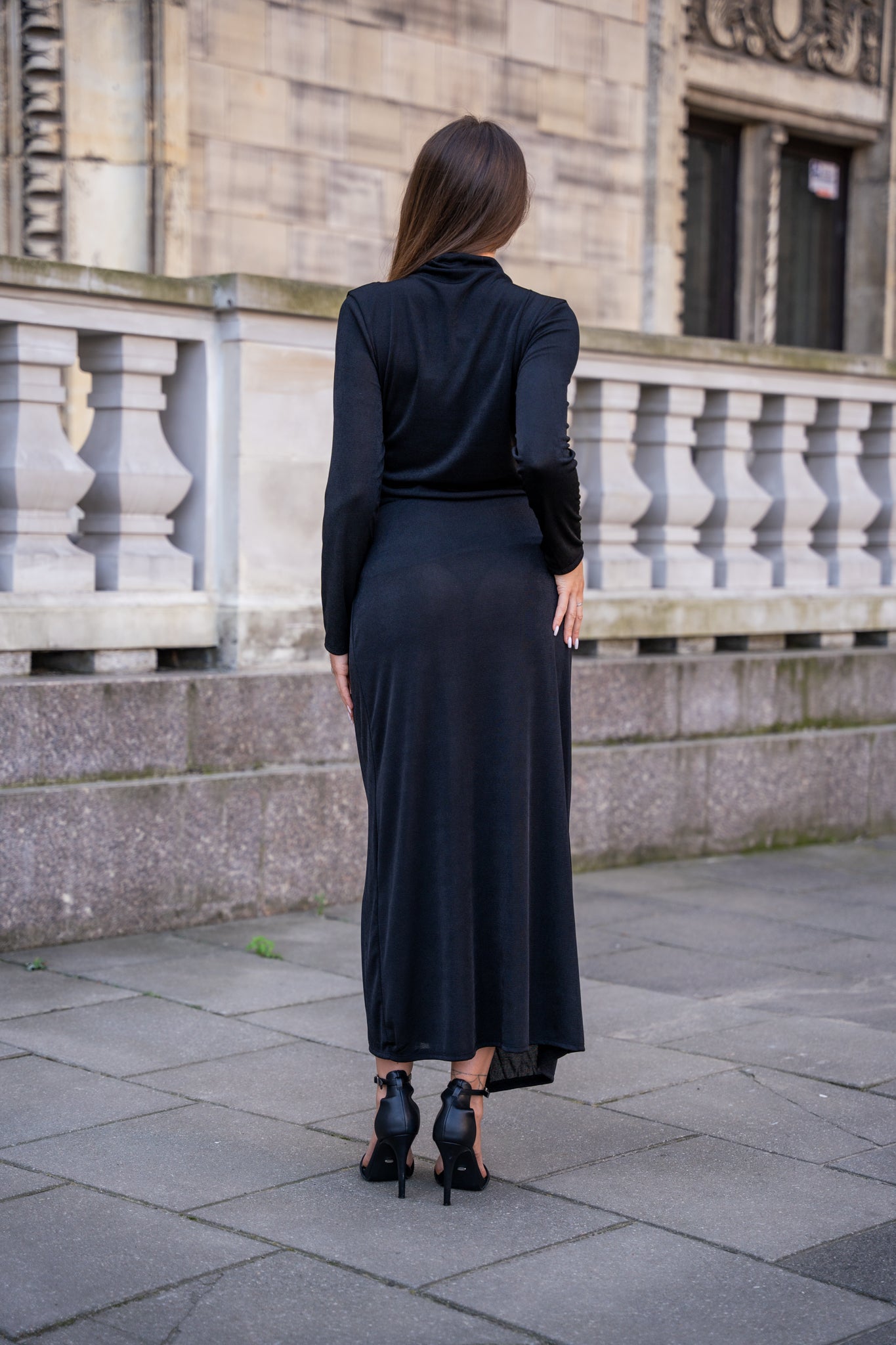 Asymetryczna Spódnica z Drapowaniem i Ozdobną Klamrą