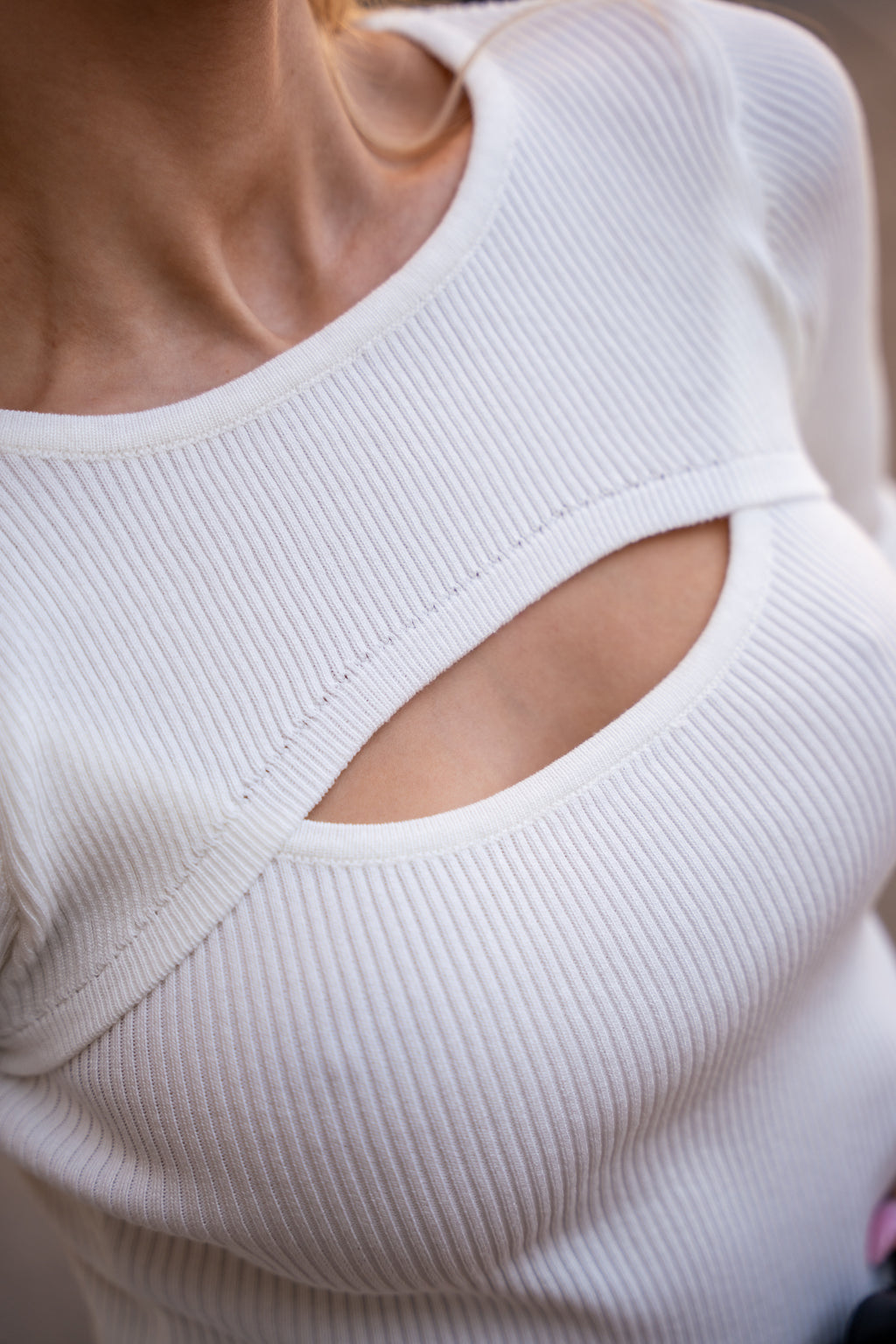 Sweter z Wycięciami na Rękawach i Dekolcie- Kremowy / Uniwersalny