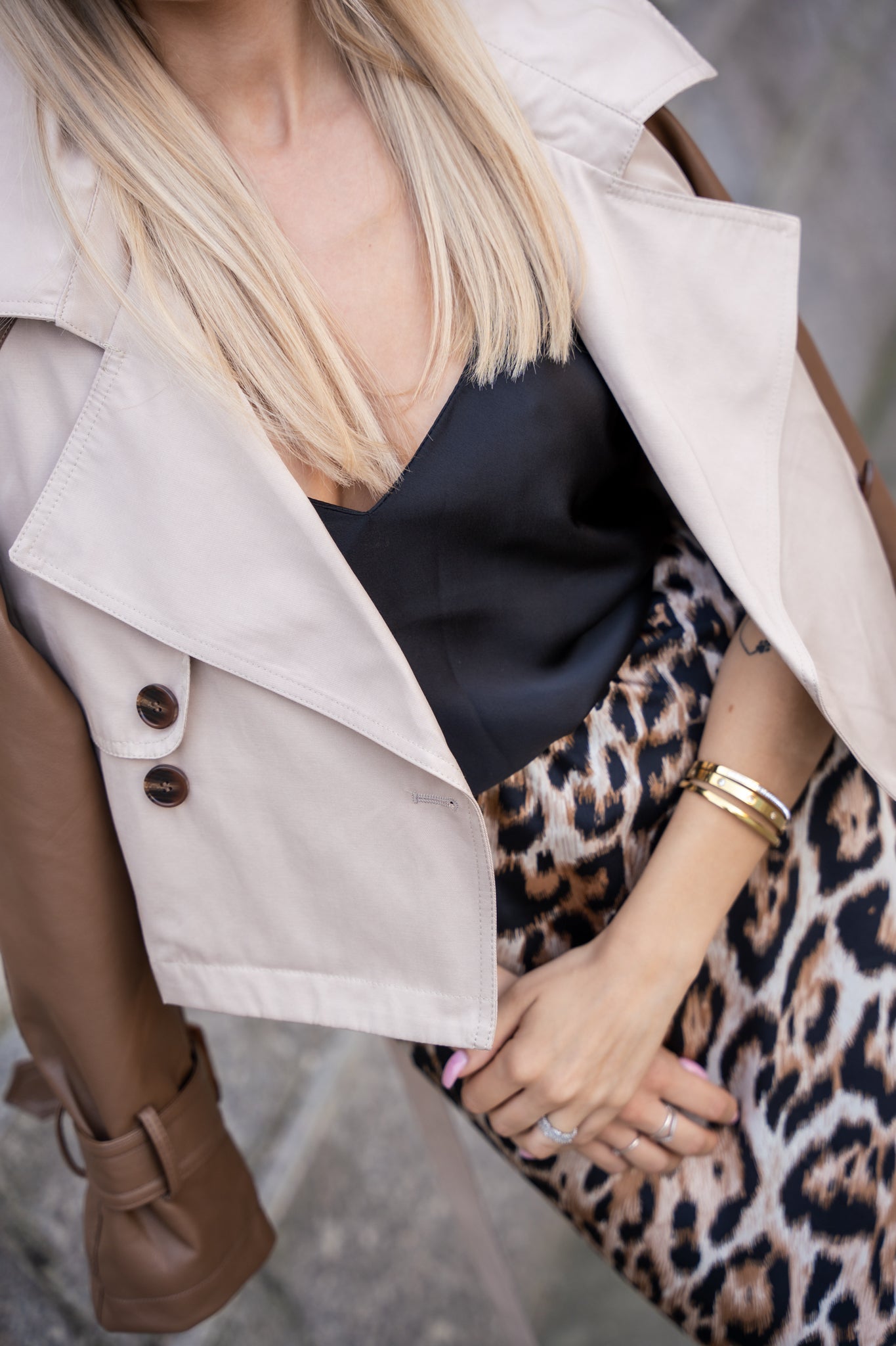 Dwukolorowy Trencz z Kontrastowymi Rękawami- Czarny / S