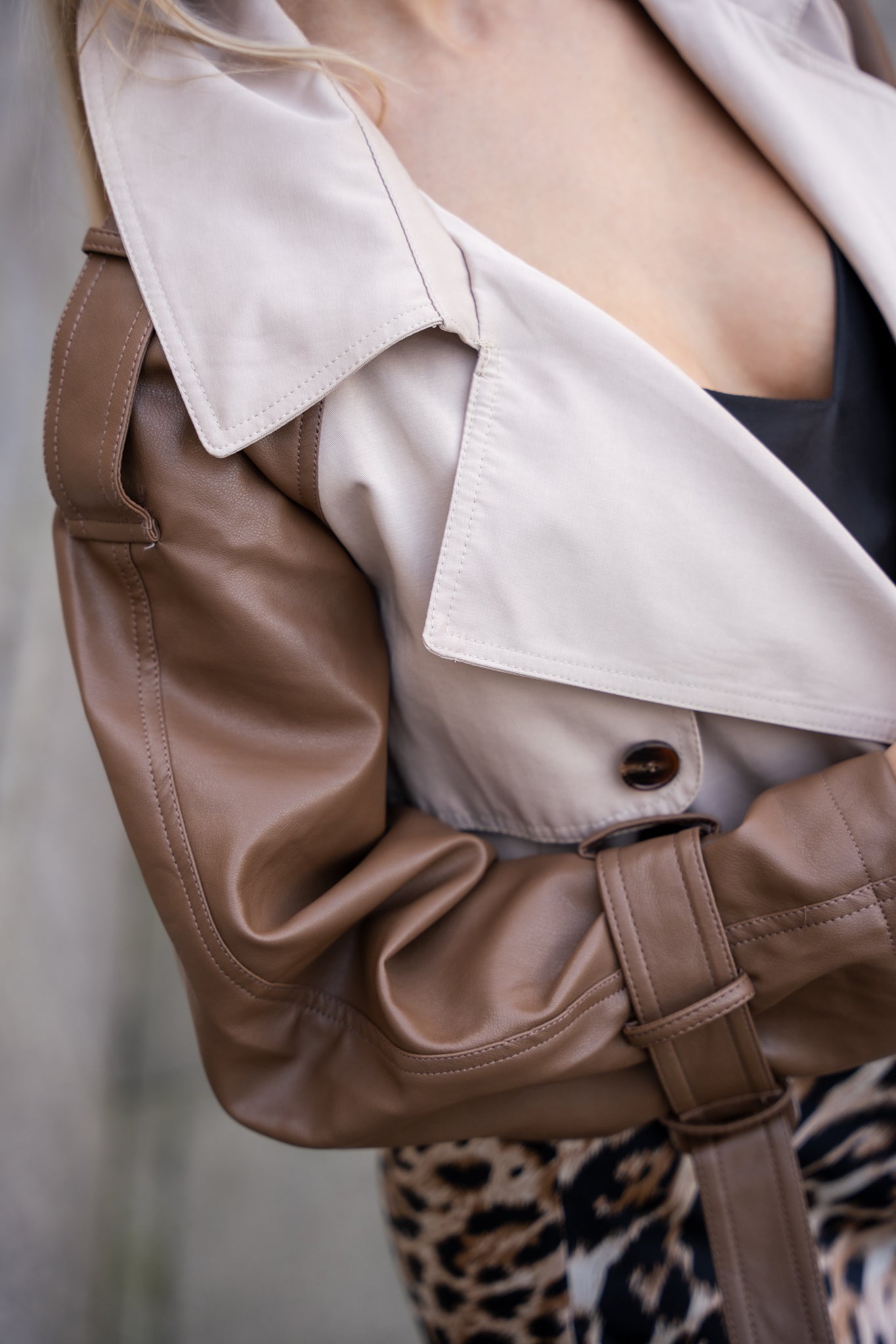 Dwukolorowy Trencz z Kontrastowymi Rękawami- Czarny / S