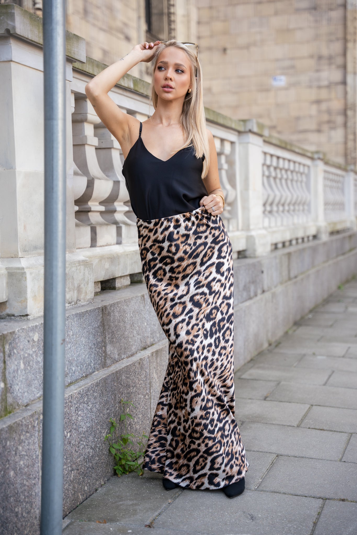 Satynowa Bluzka na Cienkich Ramiączkach- Czarny / Uniwersalny