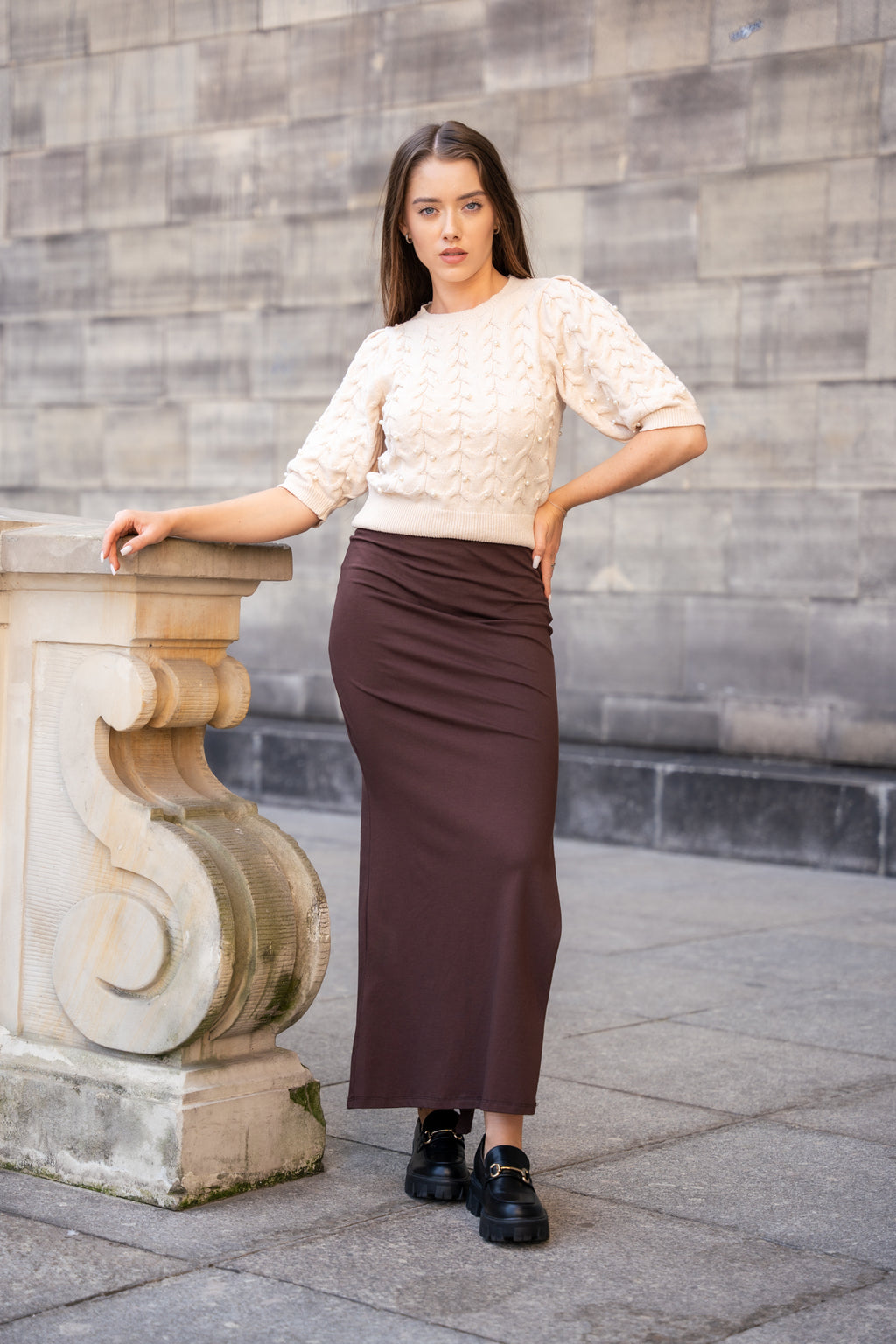 Dopasowana Spódnica z Rozcięciem- Brązowy / S