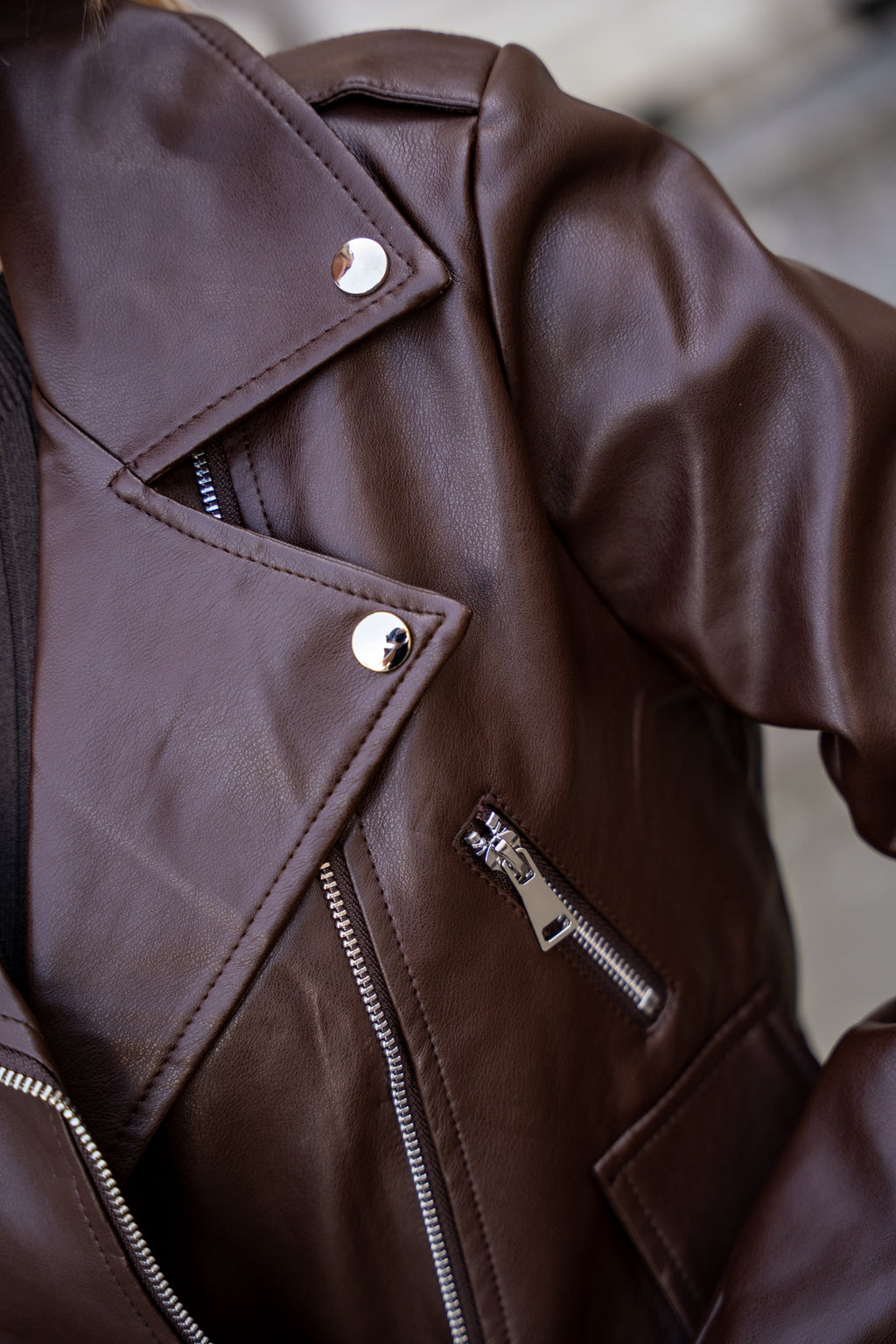 Ramoneska z Asymetrycznym Zamkiem i Metalowymi Detalami- Brązowy / S