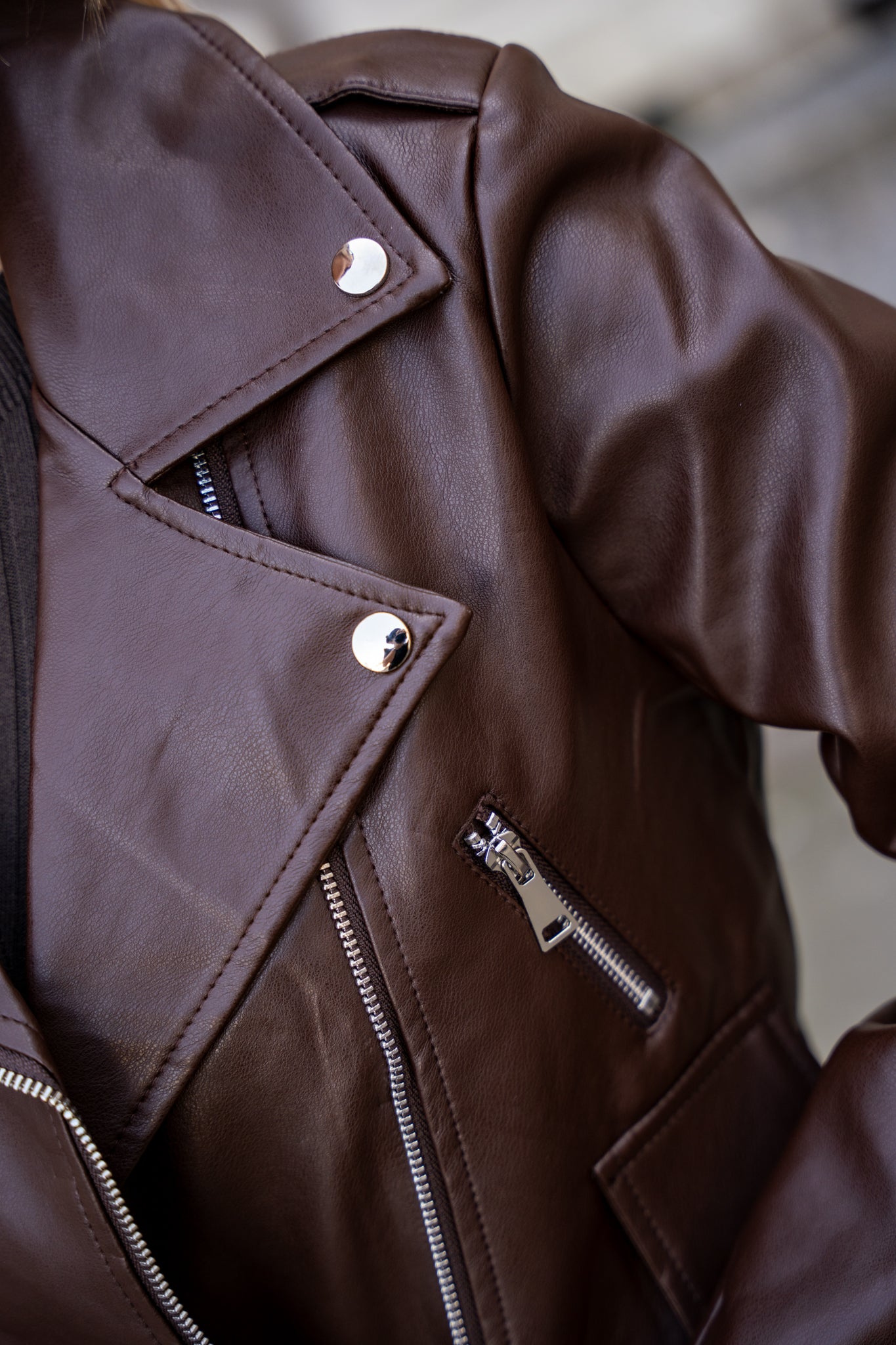 Ramoneska z Asymetrycznym Zamkiem i Metalowymi Detalami- Brązowy / S