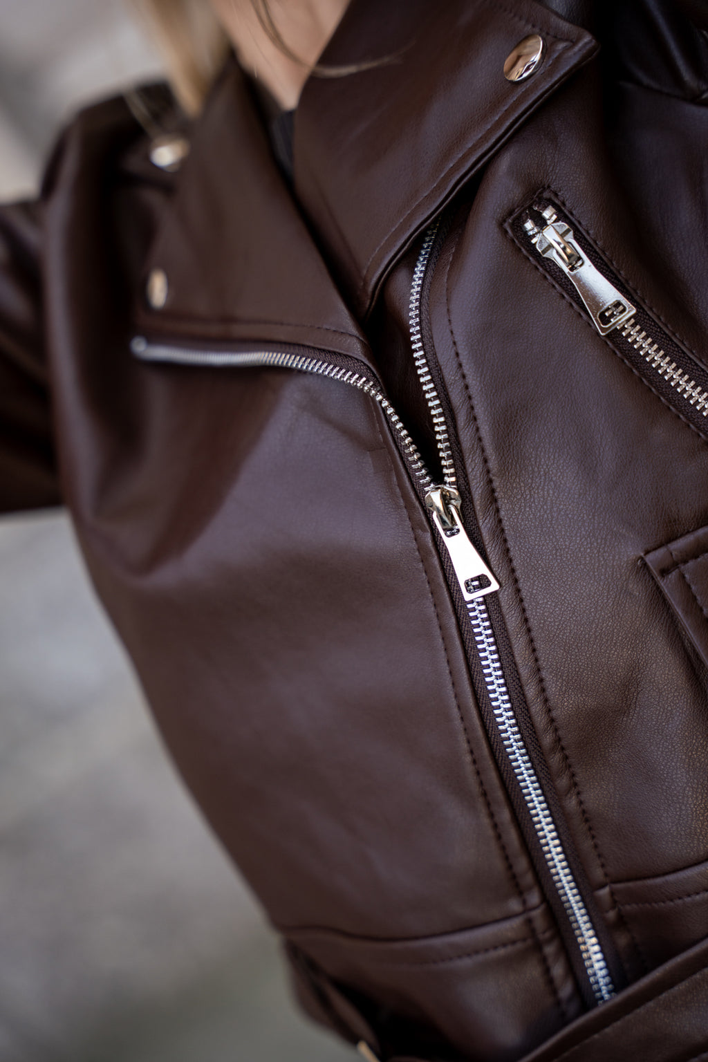 Ramoneska z Asymetrycznym Zamkiem i Metalowymi Detalami- Brązowy / S