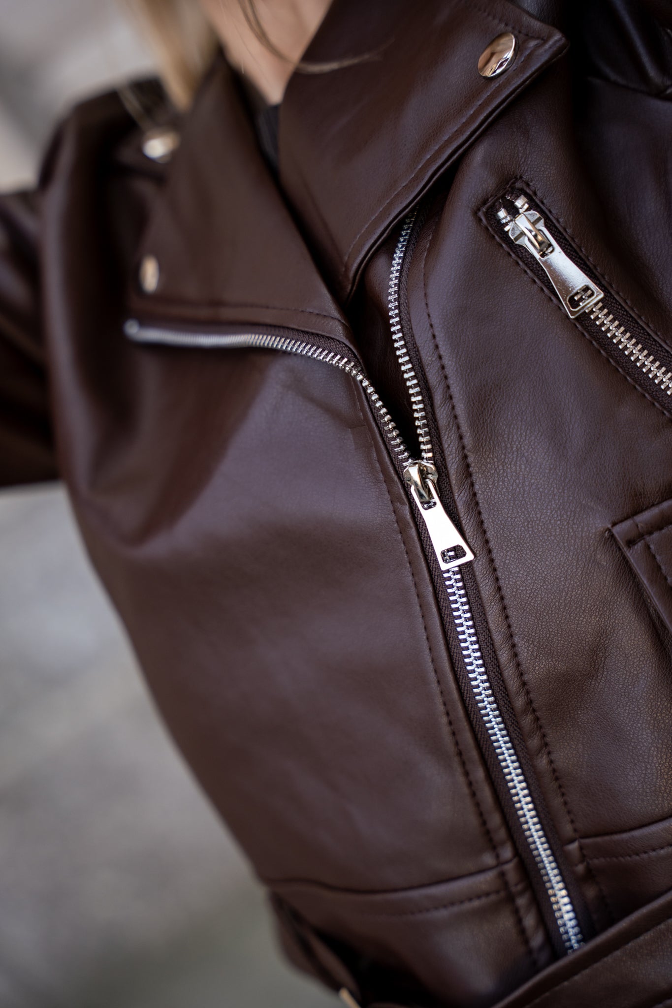 Ramoneska z Asymetrycznym Zamkiem i Metalowymi Detalami- Brązowy / S