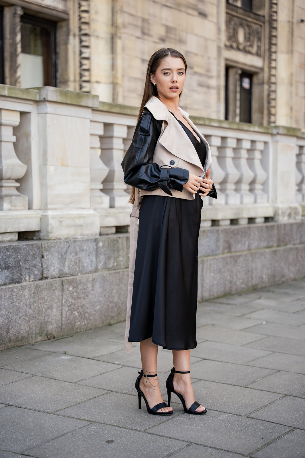 Dwukolorowy Trencz z Kontrastowymi Rękawami- Czarny / S