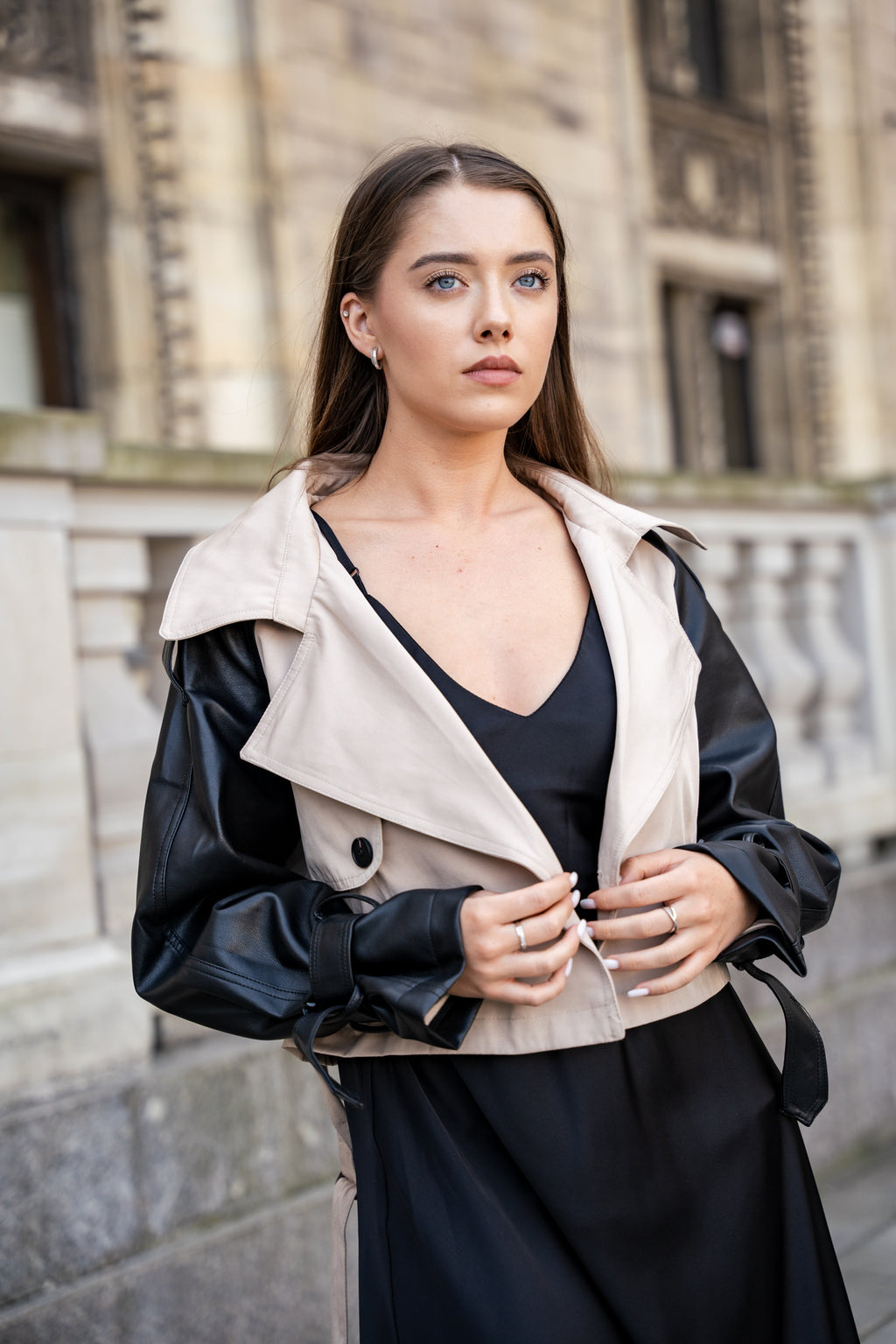 Dwukolorowy Trencz z Kontrastowymi Rękawami- Czarny / S