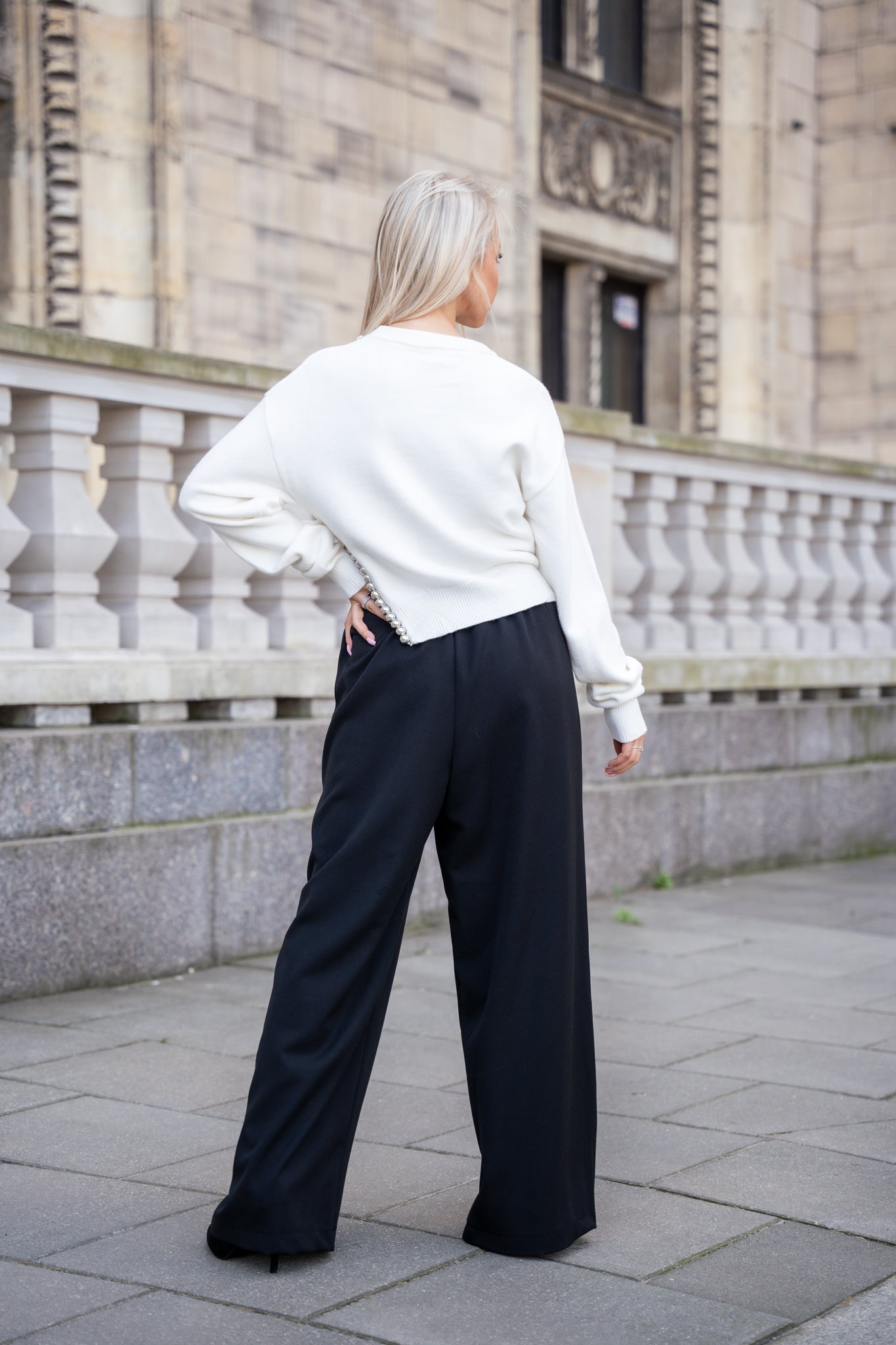 Sweter z Ozdobnym Wykończeniem- Czarny / Uniwersalny