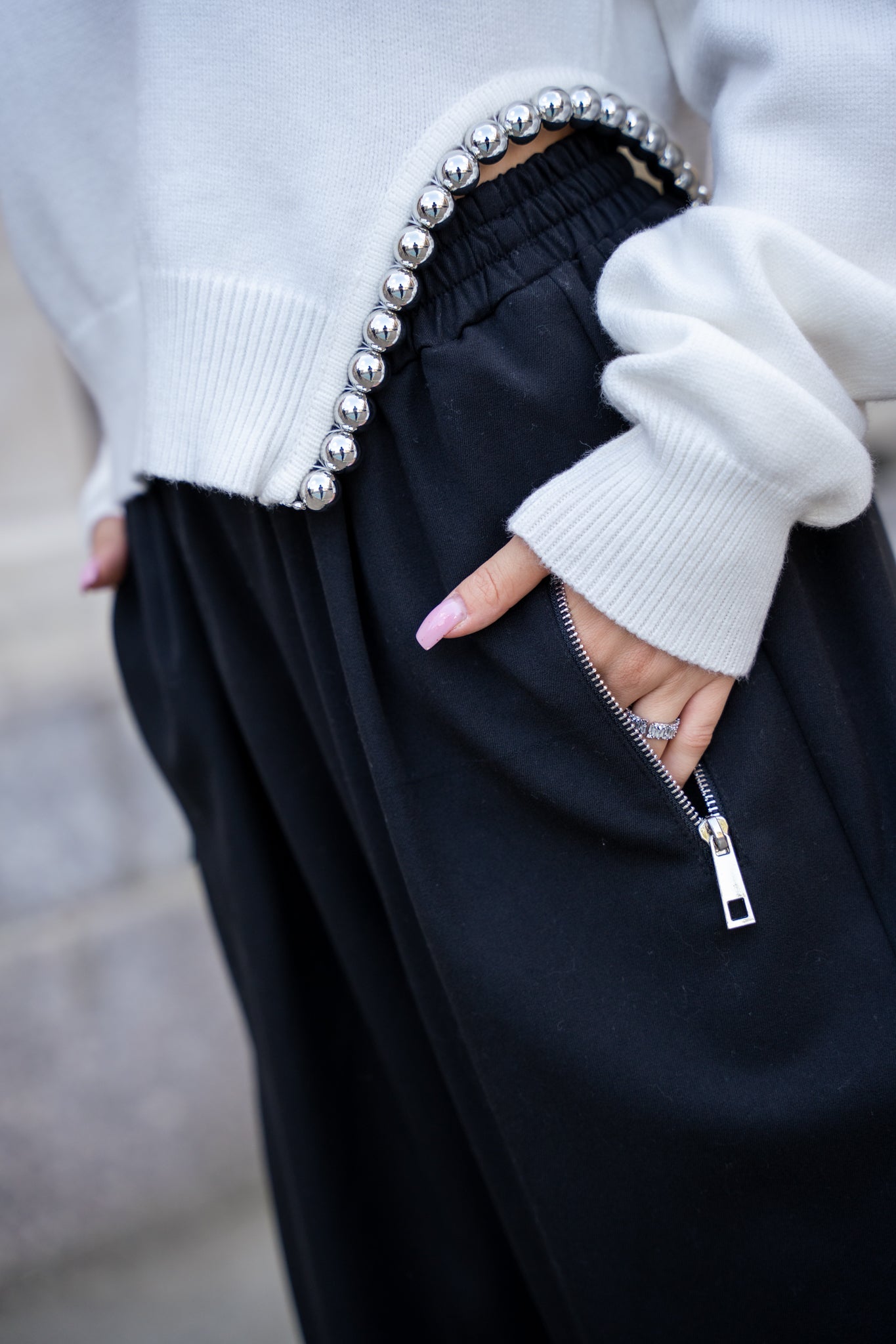 Sweter z Ozdobnym Wykończeniem- Czarny / Uniwersalny