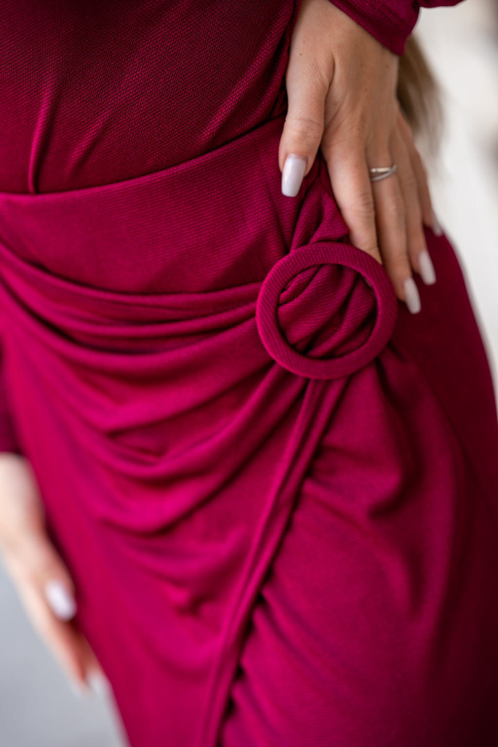 Asymetryczna Spódnica z Drapowaniem i Ozdobną Klamrą