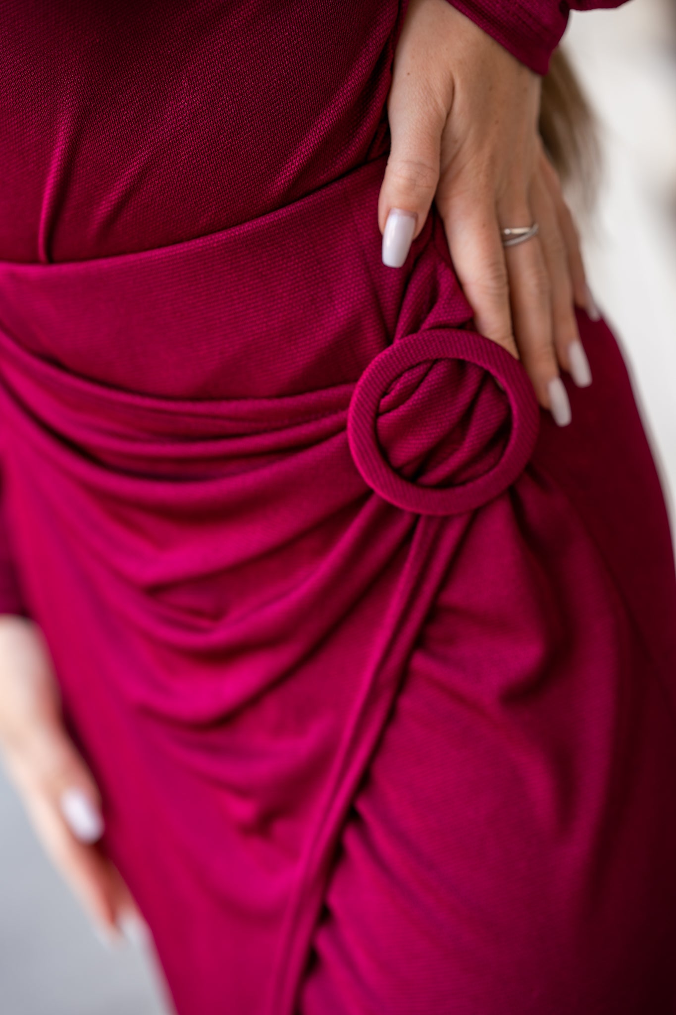 Asymetryczna Spódnica z Drapowaniem i Ozdobną Klamrą