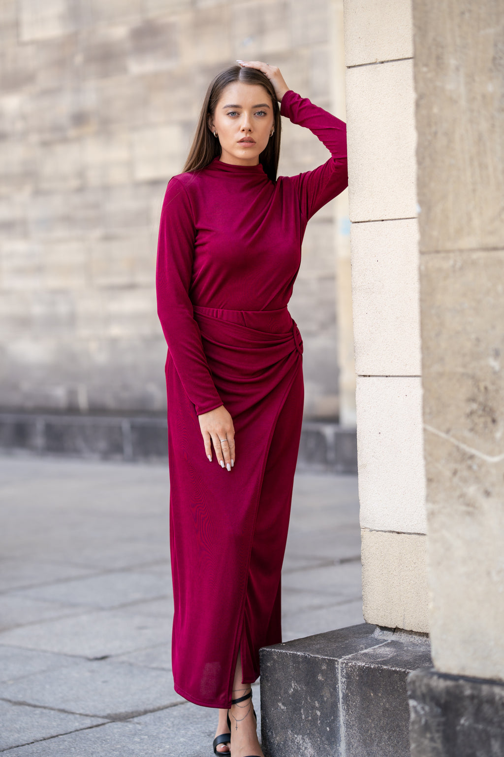 Asymetryczna Spódnica z Drapowaniem i Ozdobną Klamrą