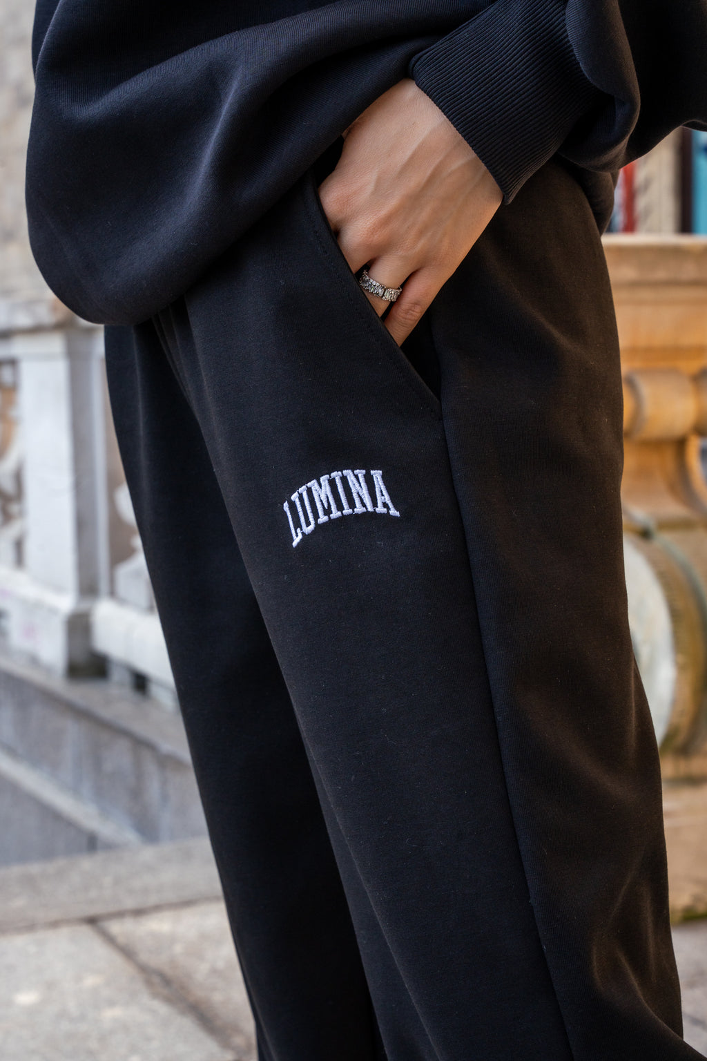 Luźne Spodnie Dresowe z Haftem- Czarny / S/M