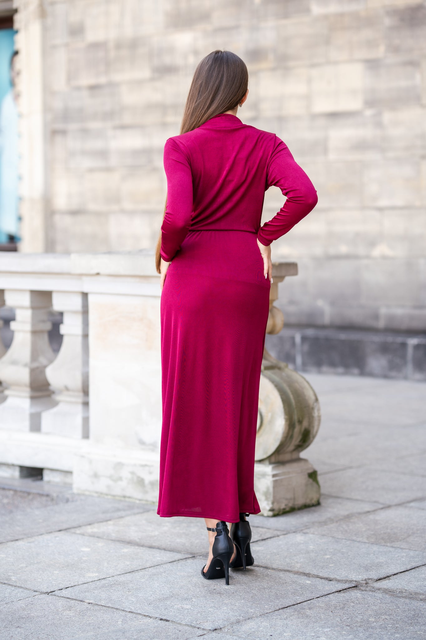 Asymetryczna Spódnica z Drapowaniem i Ozdobną Klamrą