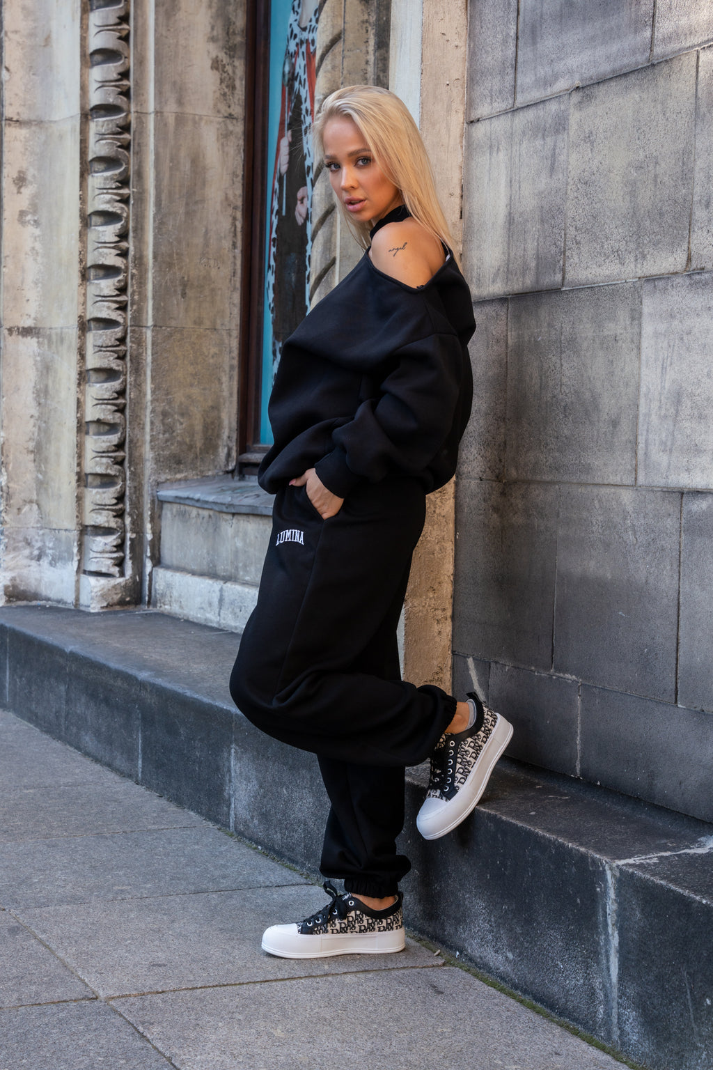 Luźne Spodnie Dresowe z Haftem- Czarny / S/M