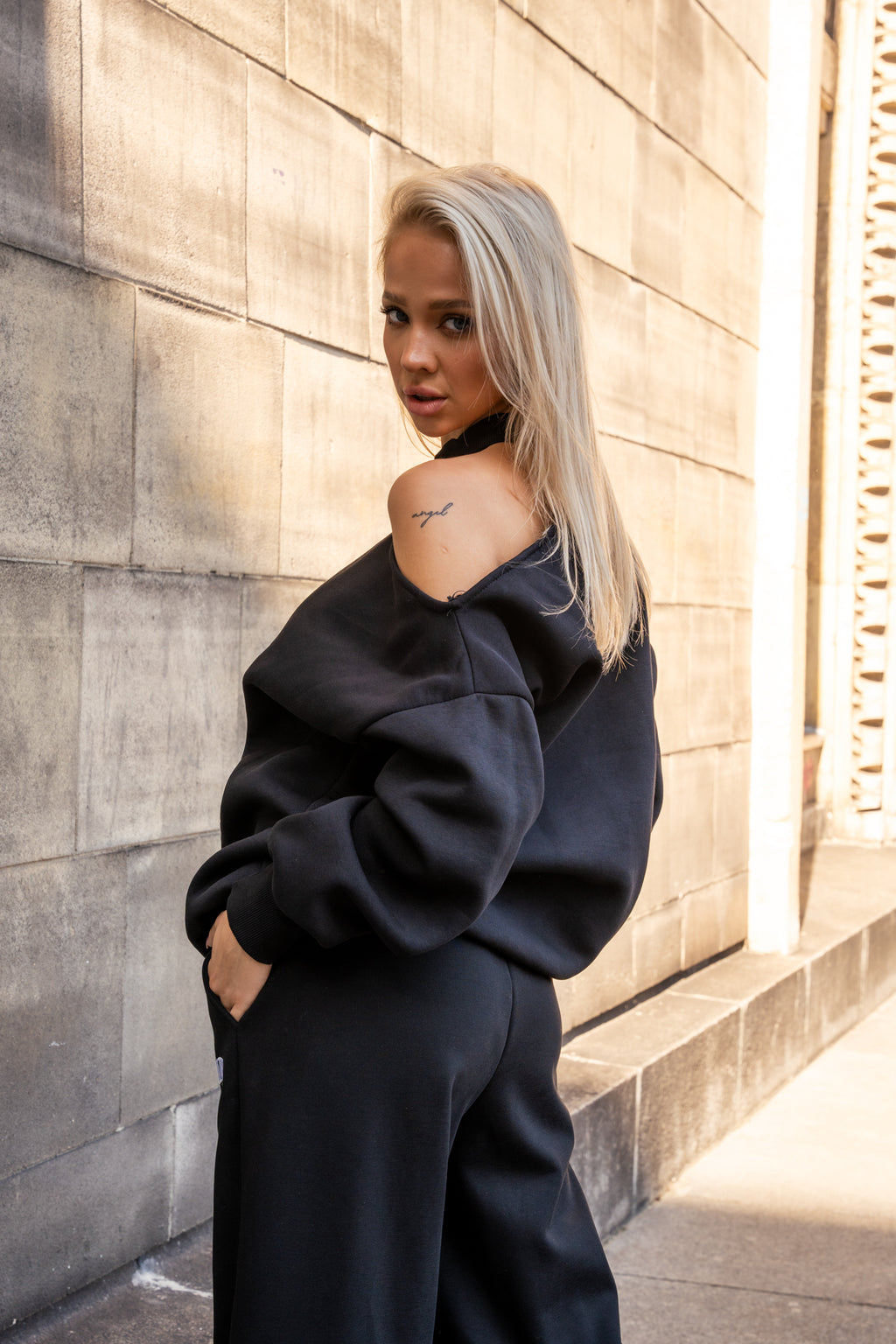 Luźne Spodnie Dresowe z Haftem- Czarny / S/M