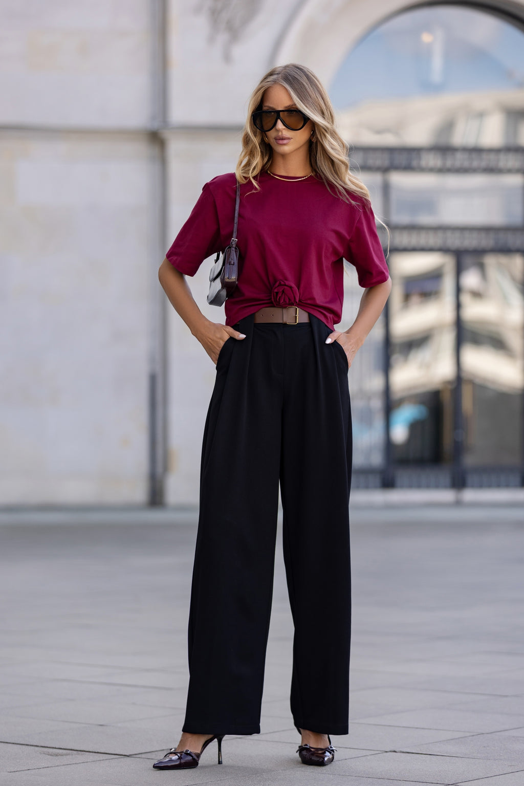 T-shirt z krótkim rękawem i kwiatowym wiązaniem w talii