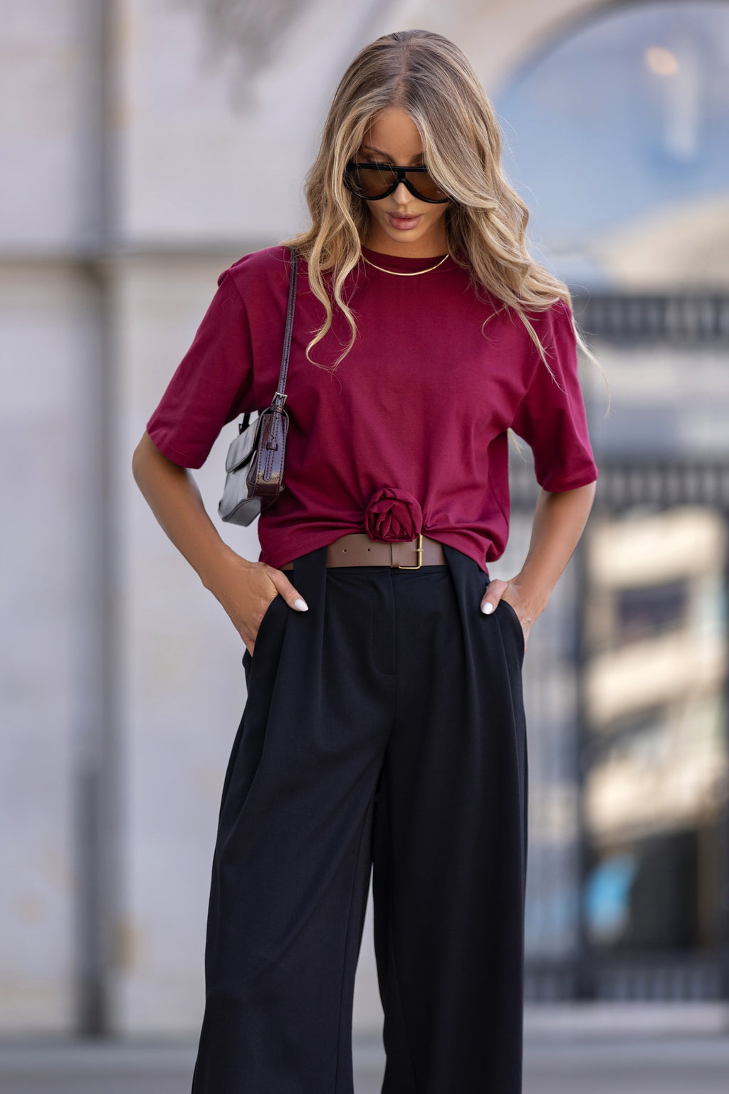 T-shirt z krótkim rękawem i kwiatowym wiązaniem w talii