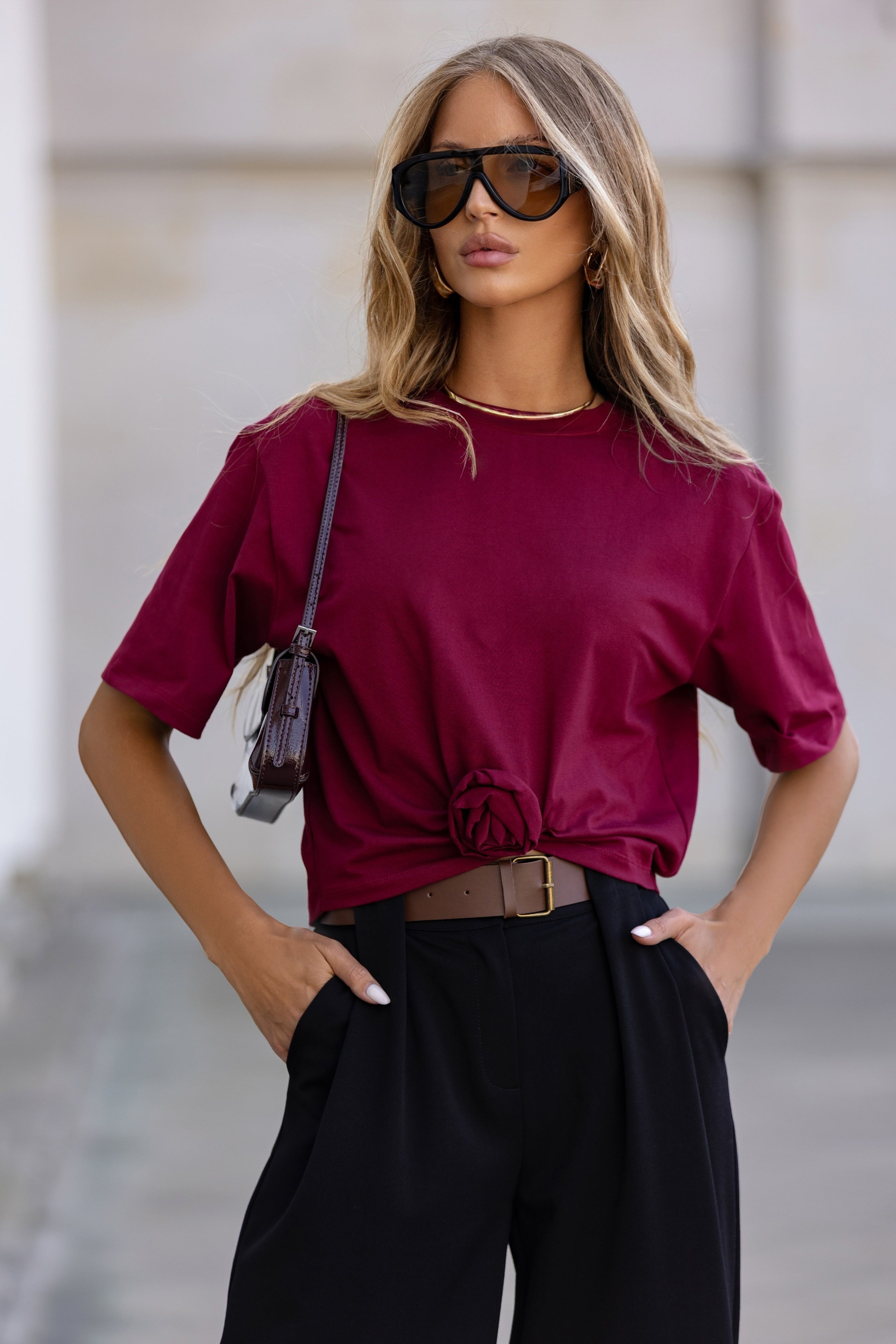 T-shirt z krótkim rękawem i kwiatowym wiązaniem w talii