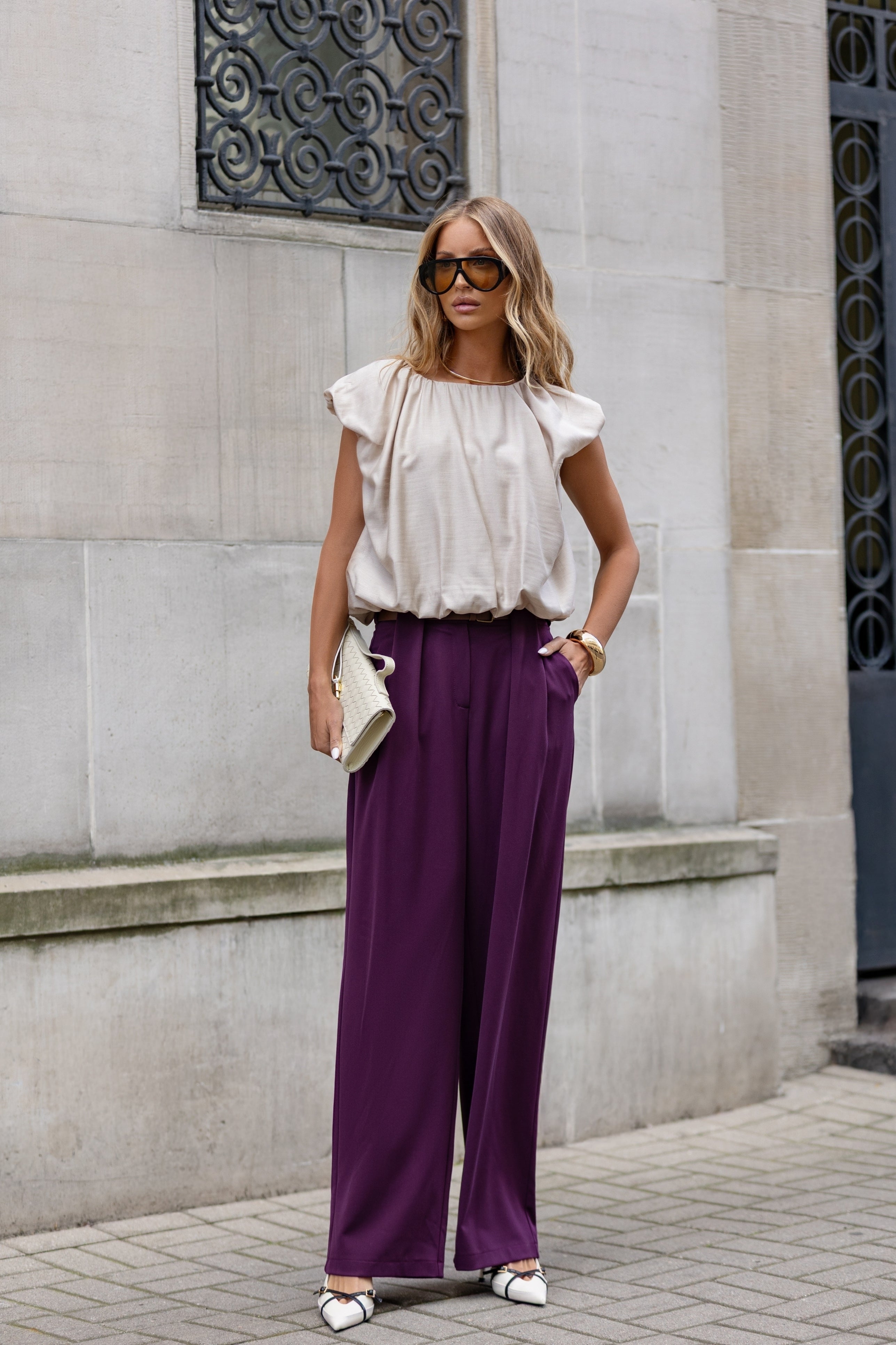 Top z podkreślonymi ramionami i eleganckim drapowaniem