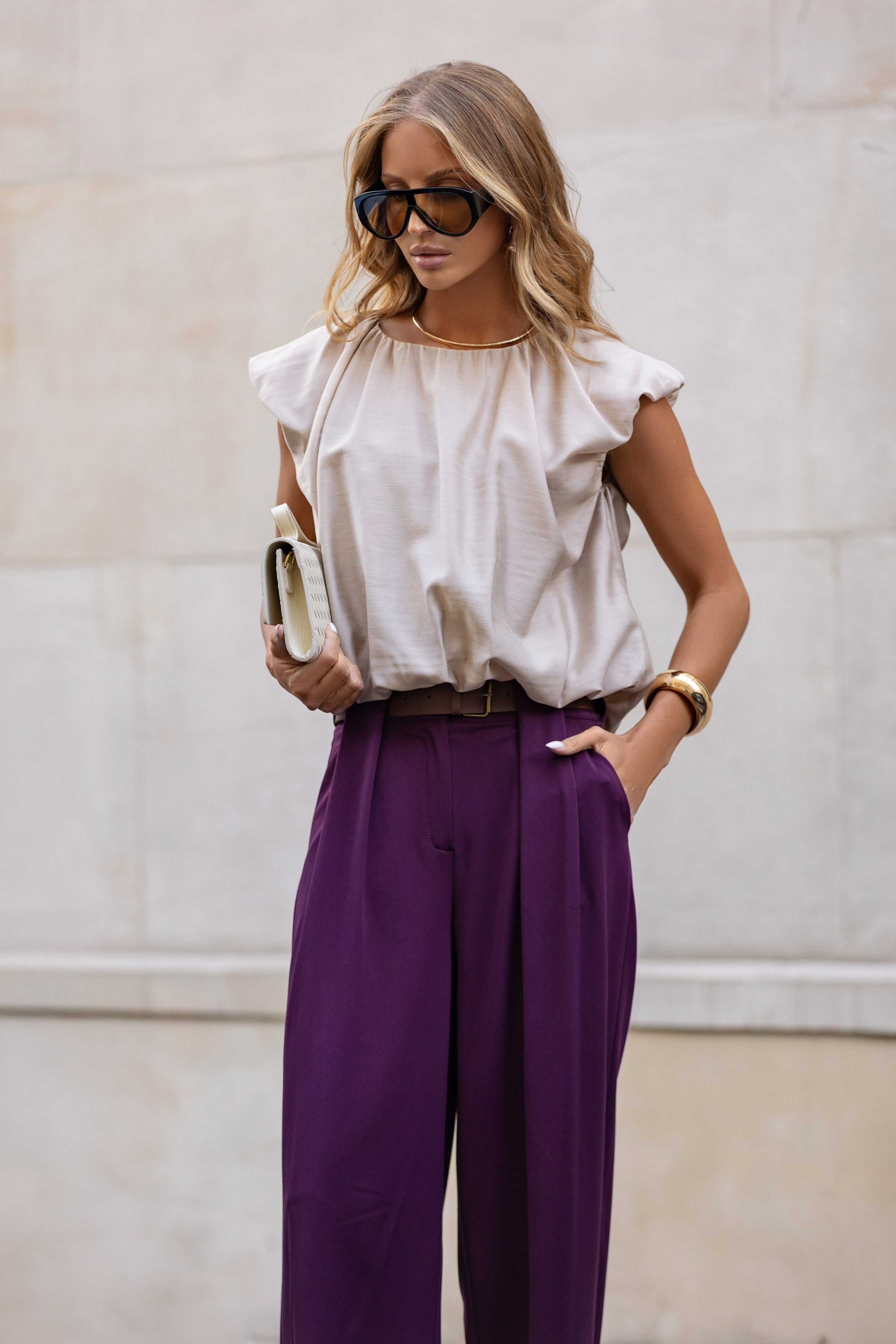 Top z podkreślonymi ramionami i eleganckim drapowaniem