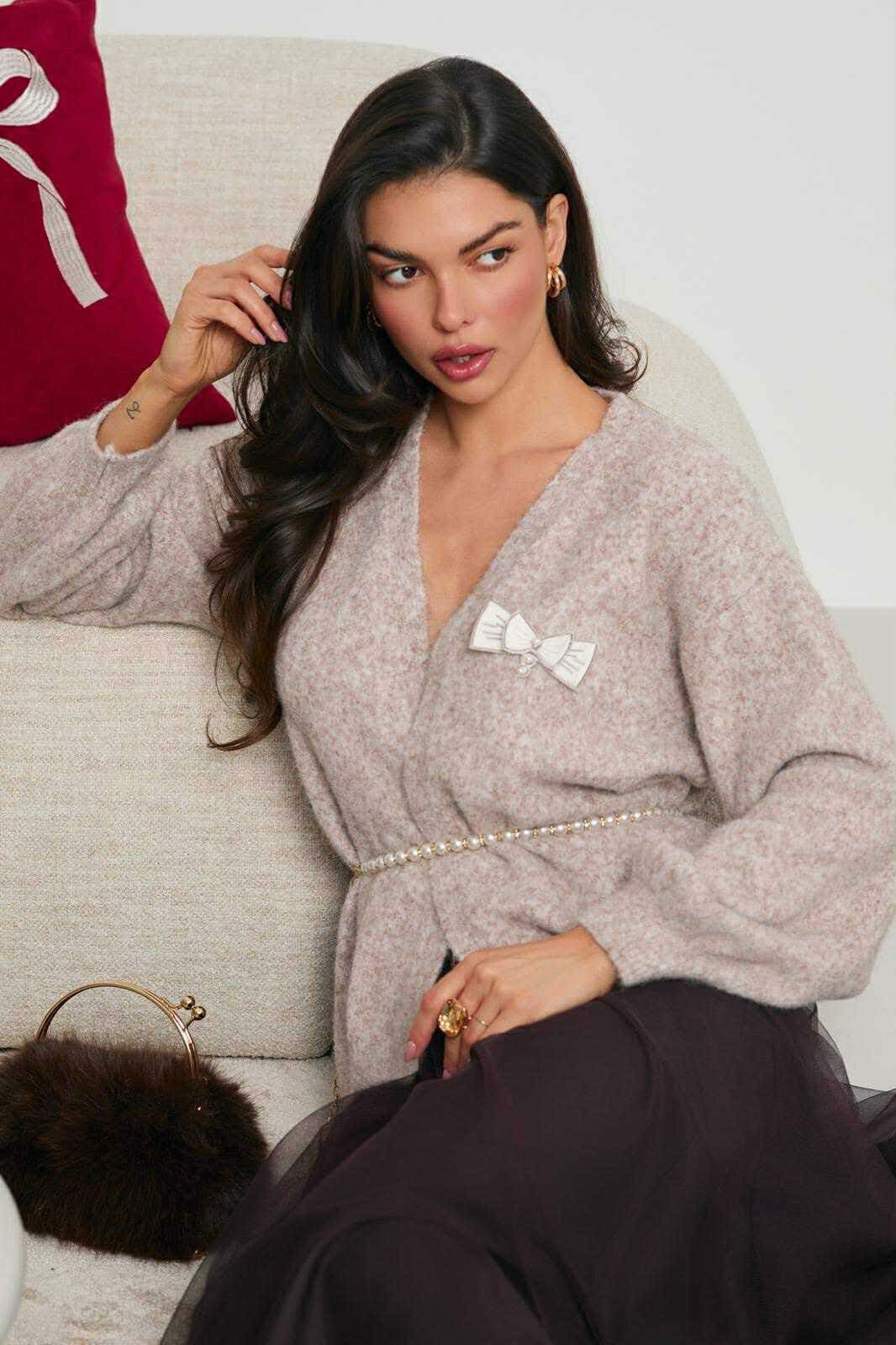SWETER KARDIGAN Z KOKARDĄ - Misstica - LALOUS