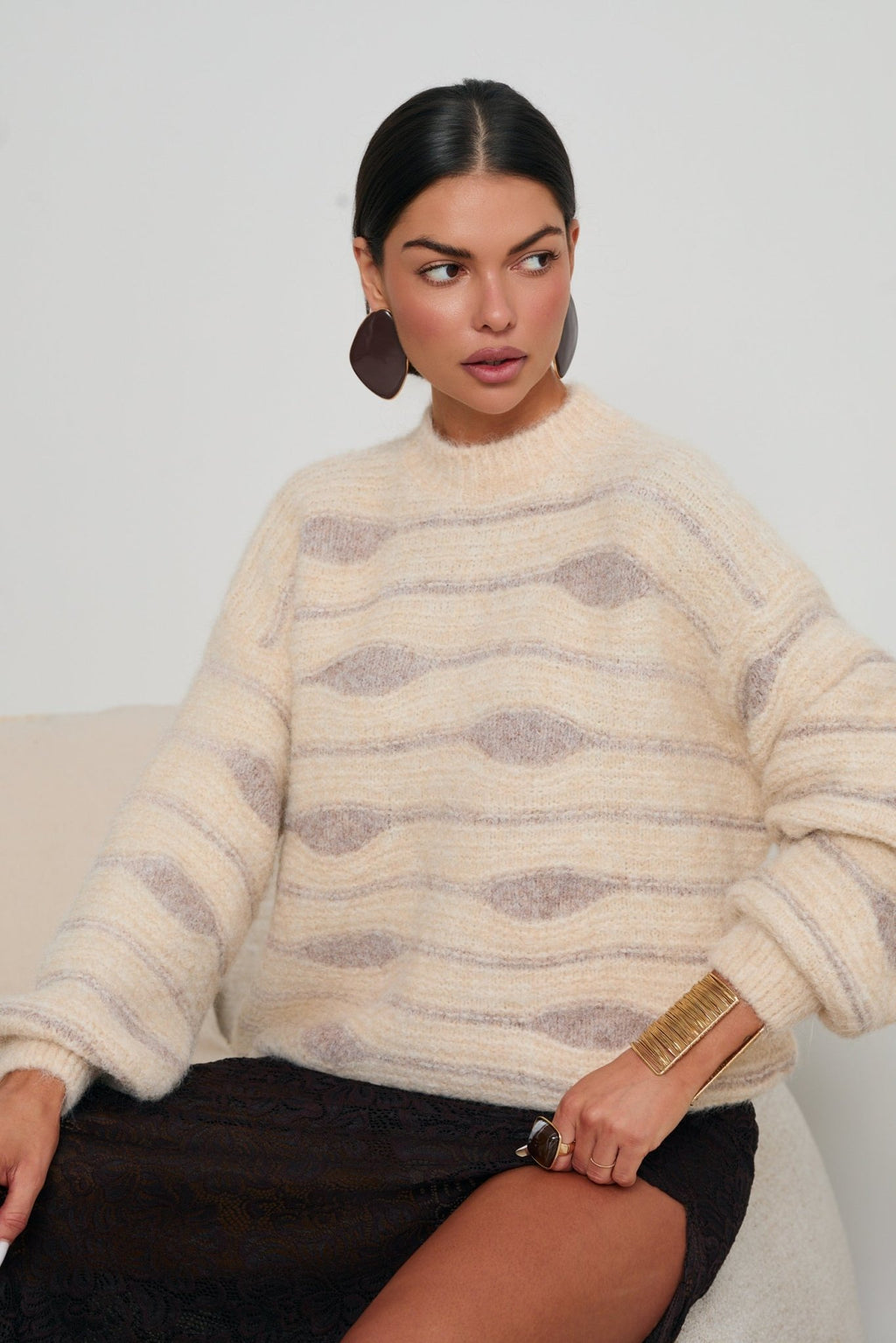 SWETER O LUŹNYM KROJU- Gorzka czekolada / Uniwersalny