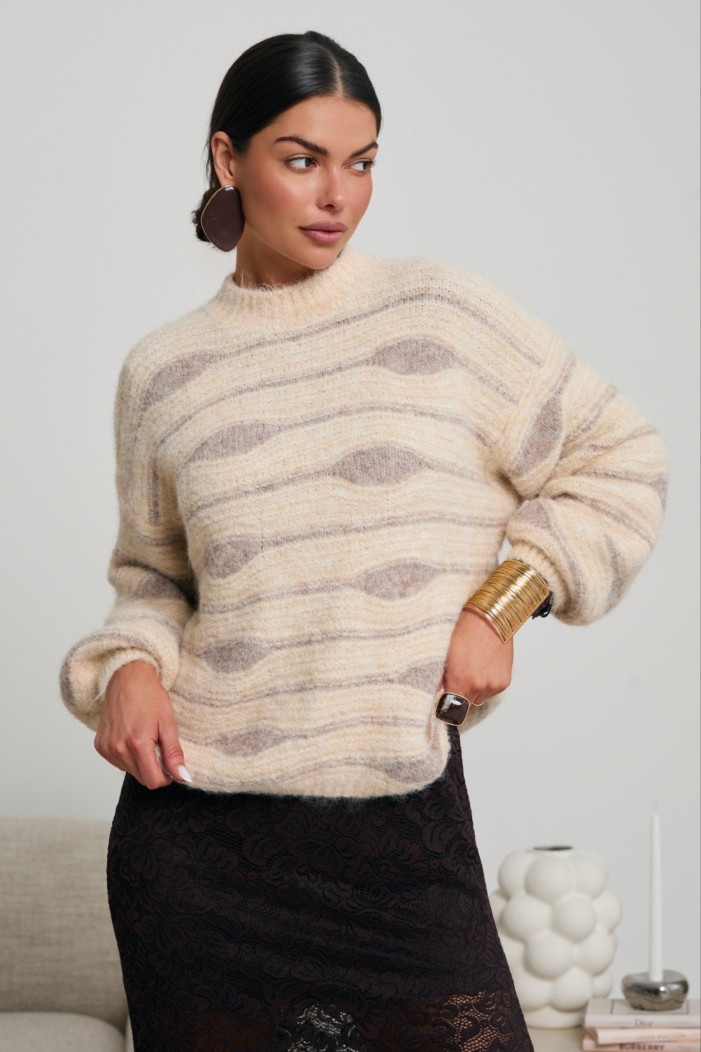 SWETER O LUŹNYM KROJU- Gorzka czekolada / Uniwersalny