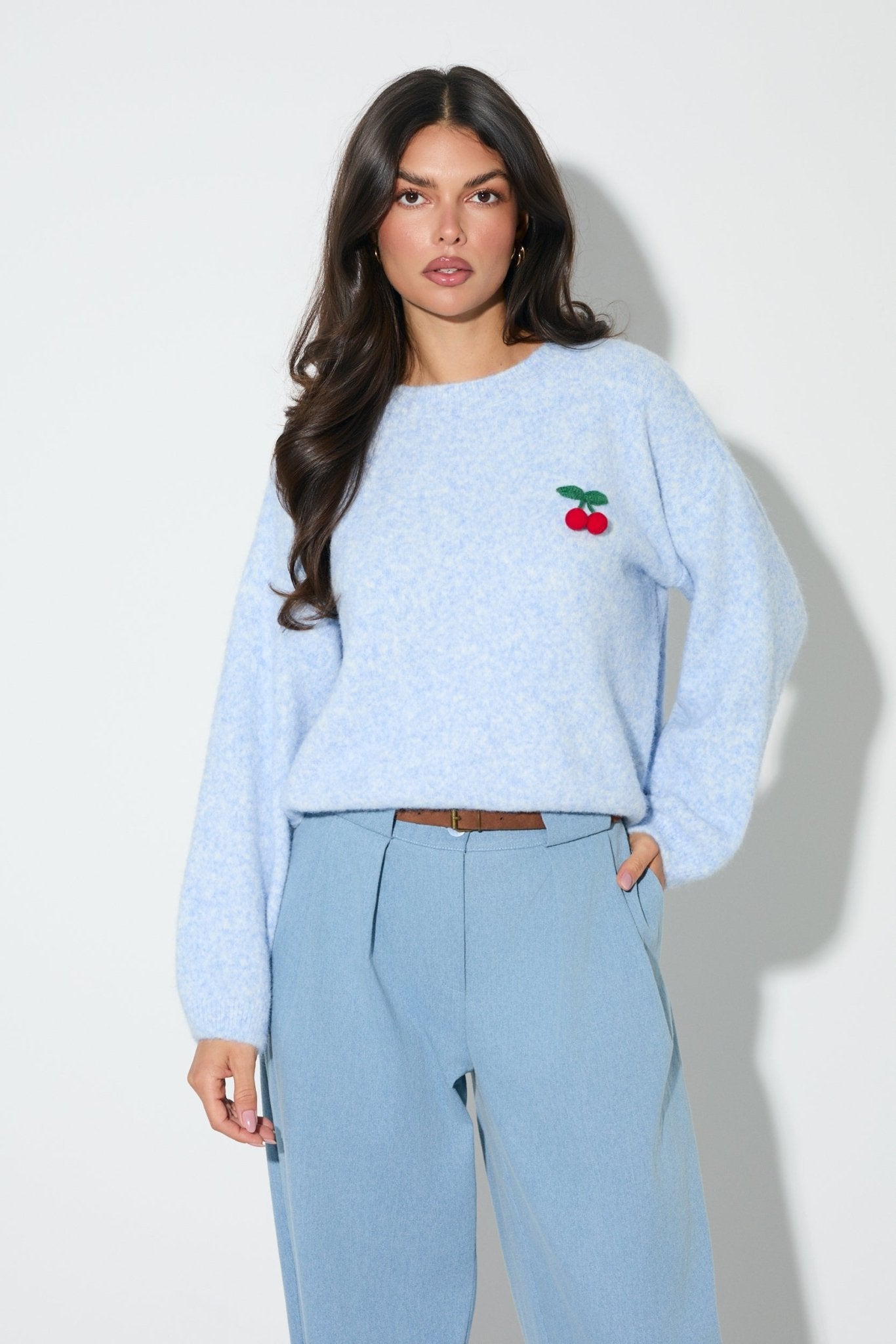 SWETER LALOUS Z OWOCOWYM AKCENTEM- Jasnoniebieski / Uniwersalny