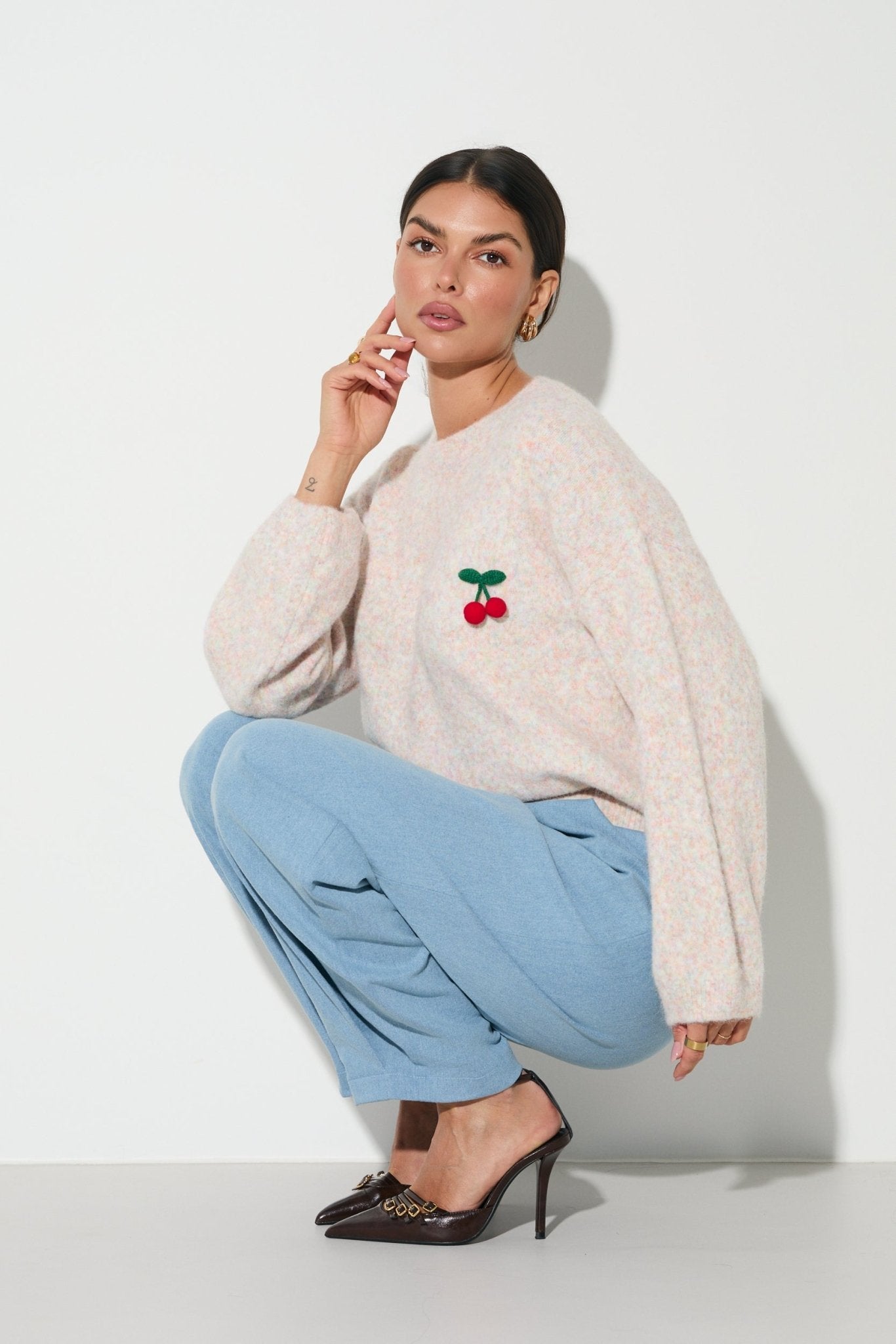 SWETER LALOUS Z OWOCOWYM AKCENTEM- Jasnoniebieski / Uniwersalny