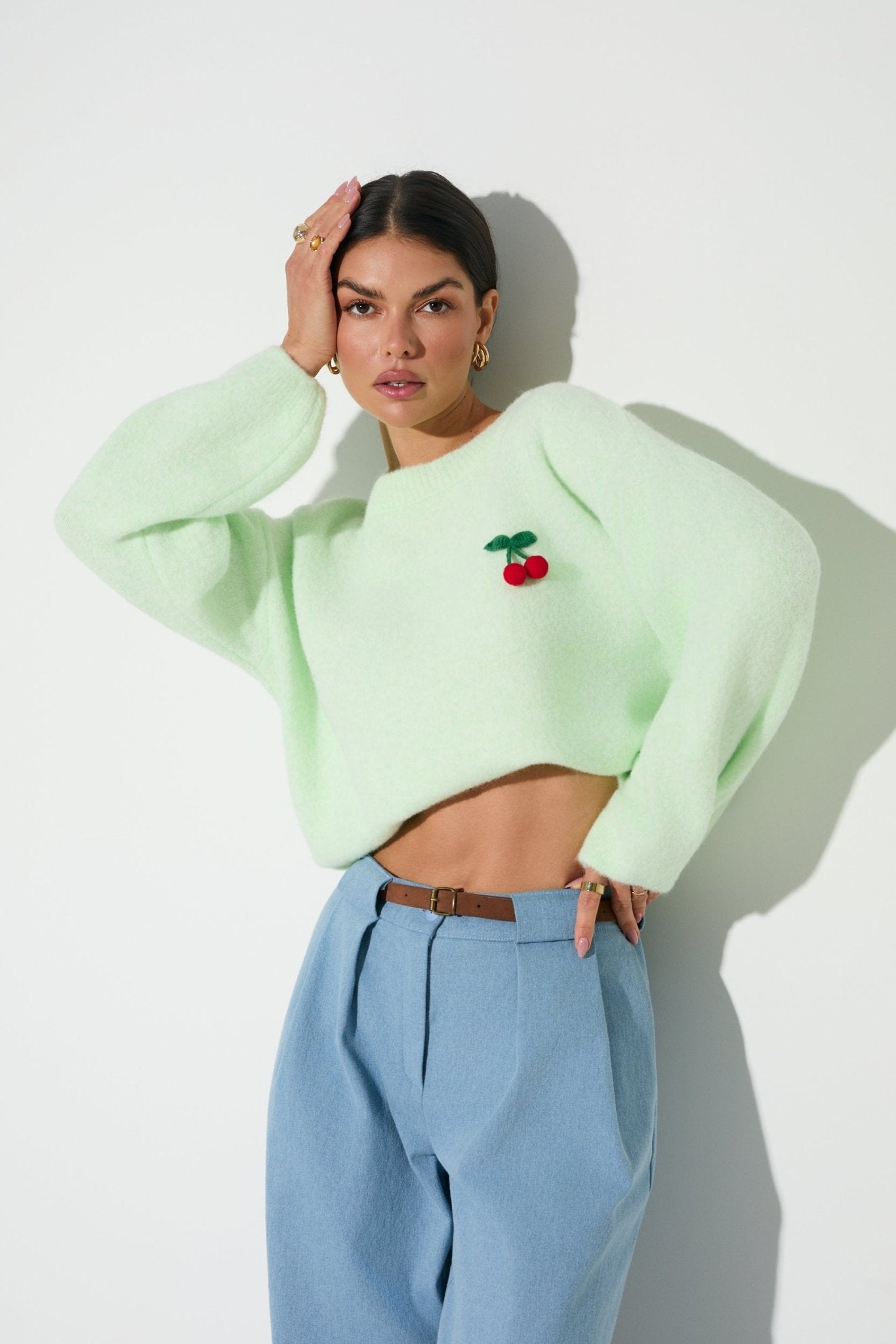 SWETER LALOUS Z OWOCOWYM AKCENTEM- Jasnoniebieski / Uniwersalny