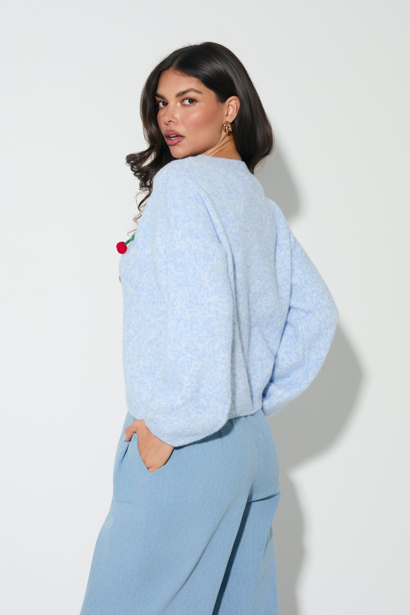 SWETER LALOUS Z OWOCOWYM AKCENTEM- Jasnoniebieski / Uniwersalny