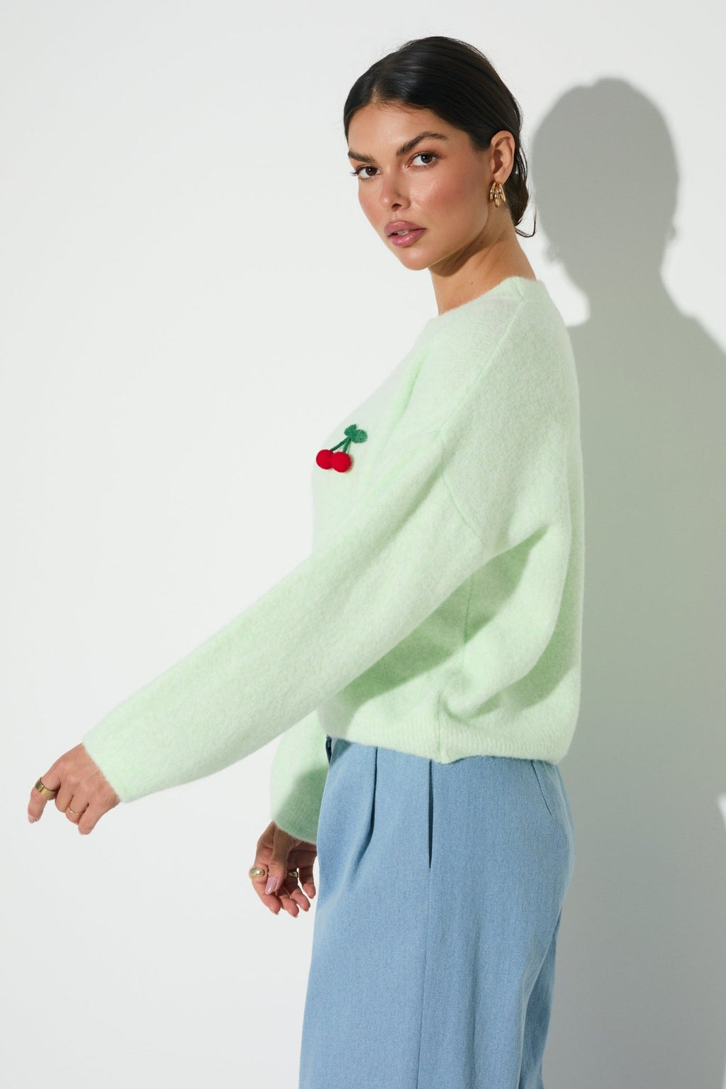 SWETER LALOUS Z OWOCOWYM AKCENTEM- Jasnoniebieski / Uniwersalny