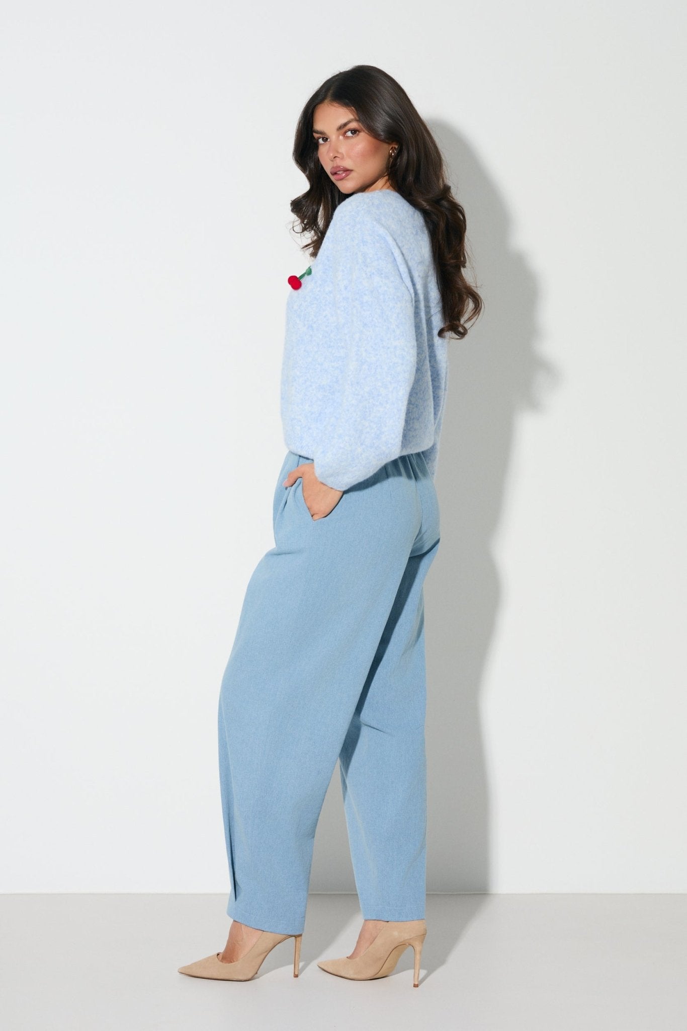 SWETER LALOUS Z OWOCOWYM AKCENTEM- Jasnoniebieski / Uniwersalny