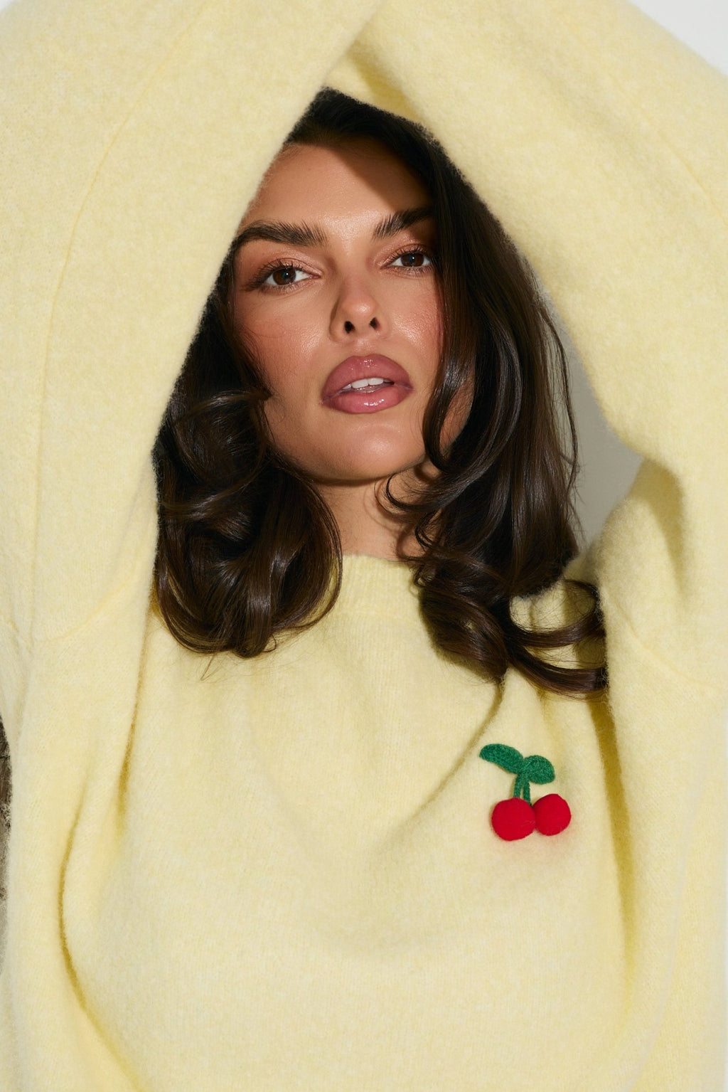 SWETER LALOUS Z OWOCOWYM AKCENTEM- Jasnoniebieski / Uniwersalny