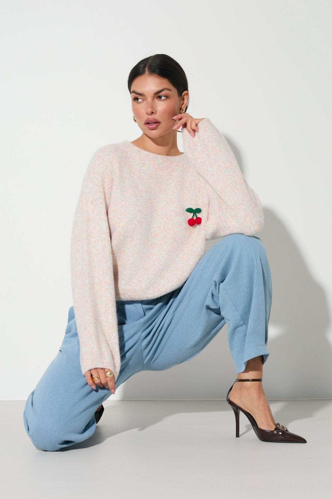 SWETER LALOUS Z OWOCOWYM AKCENTEM- Jasnoniebieski / Uniwersalny