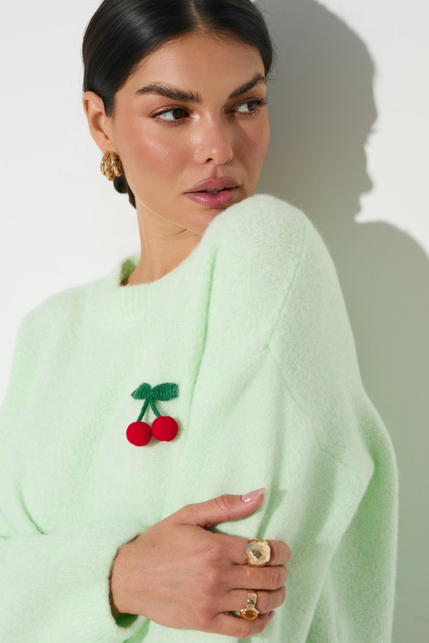 SWETER LALOUS Z OWOCOWYM AKCENTEM- Jasnoniebieski / Uniwersalny