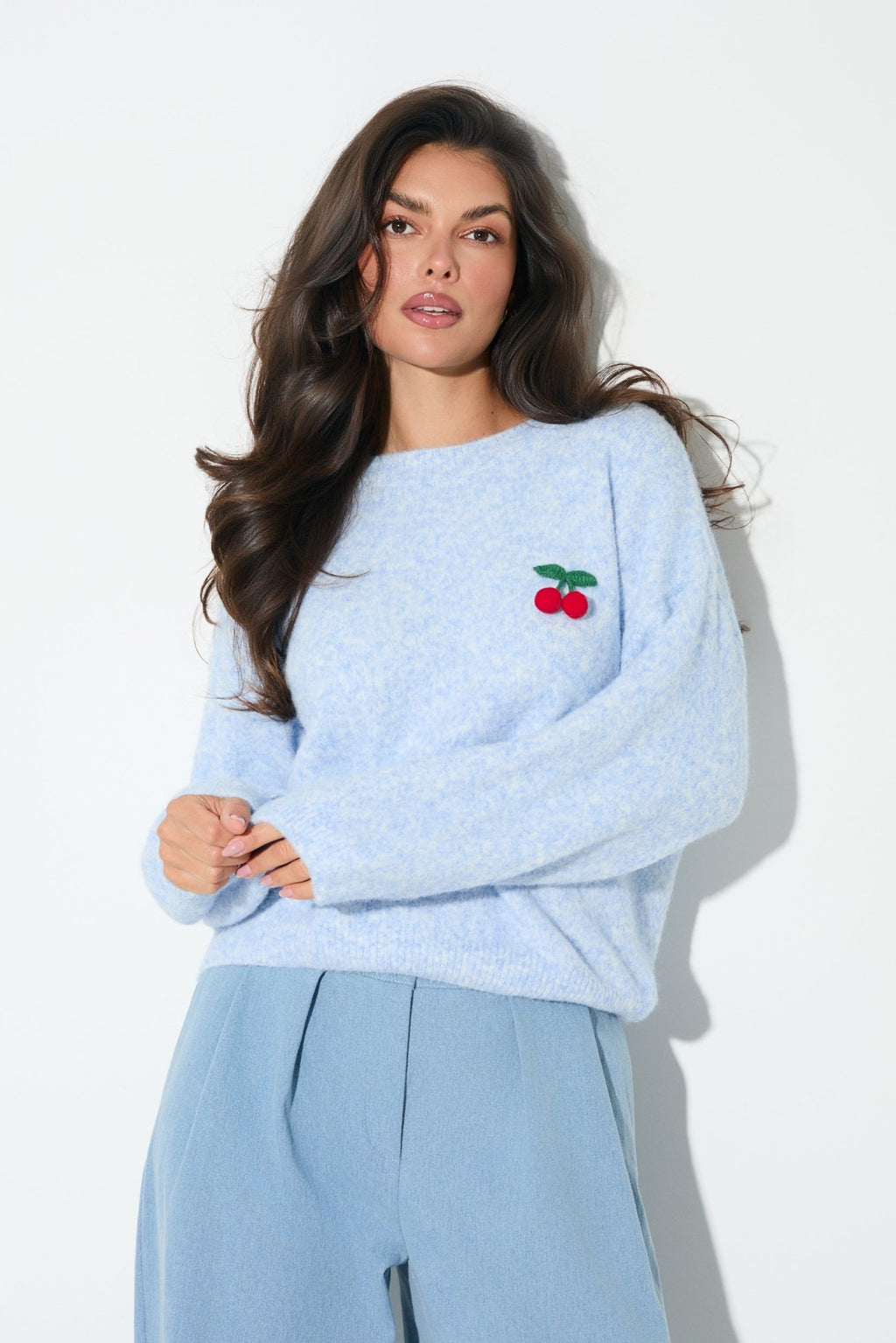 SWETER LALOUS Z OWOCOWYM AKCENTEM- Jasnoniebieski / Uniwersalny