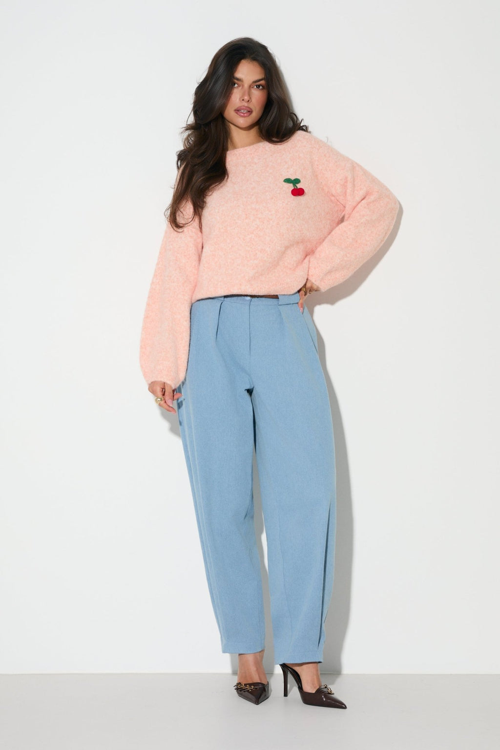 SWETER LALOUS Z OWOCOWYM AKCENTEM- Jasnoniebieski / Uniwersalny