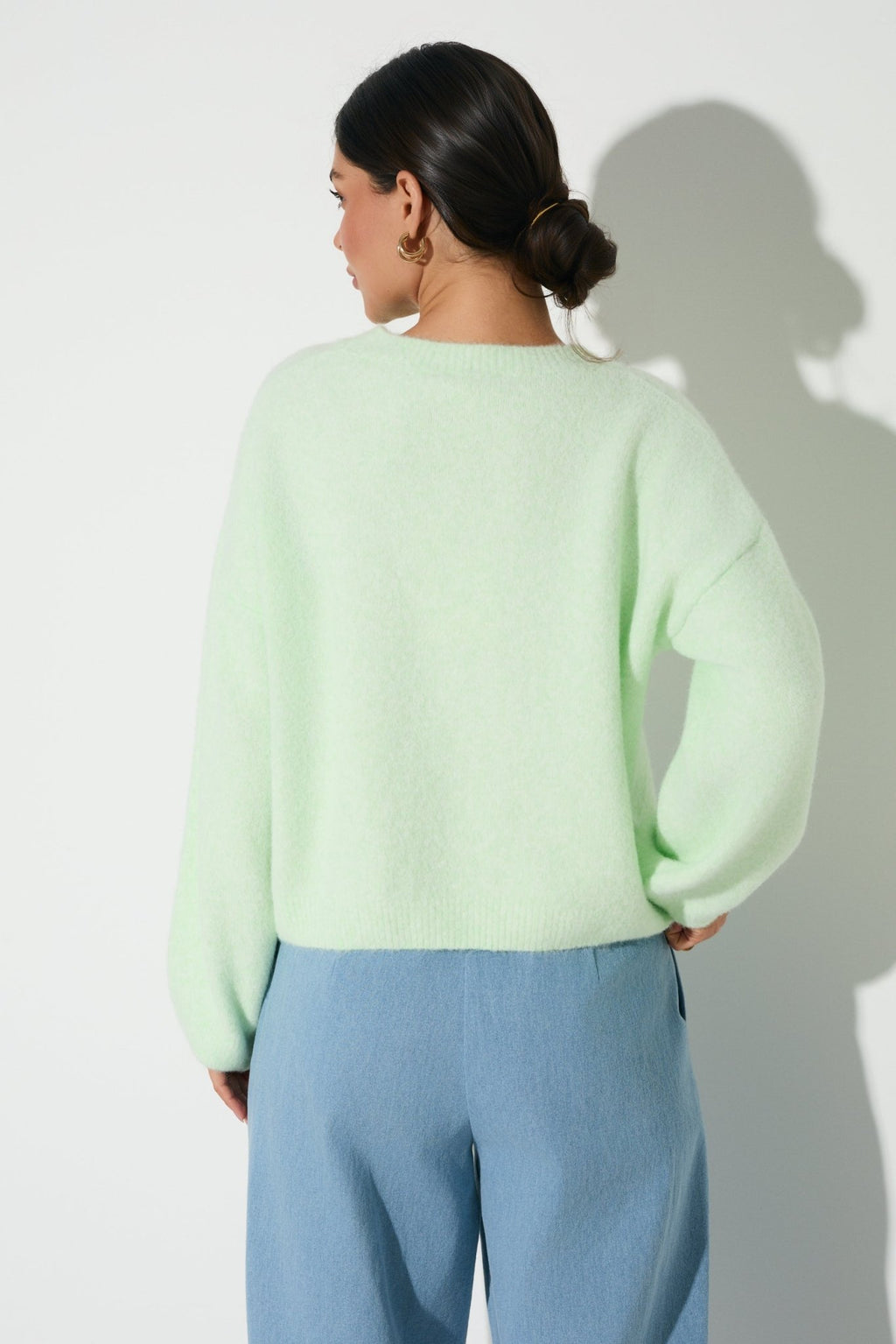 SWETER LALOUS Z OWOCOWYM AKCENTEM- Jasnoniebieski / Uniwersalny