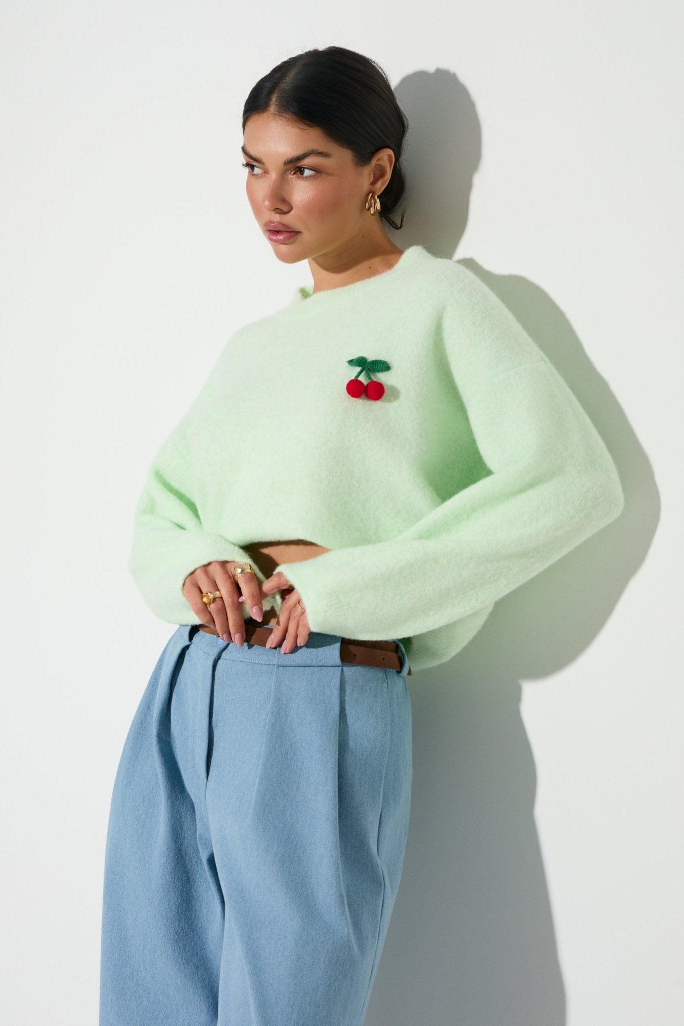 SWETER LALOUS Z OWOCOWYM AKCENTEM- Jasnoniebieski / Uniwersalny