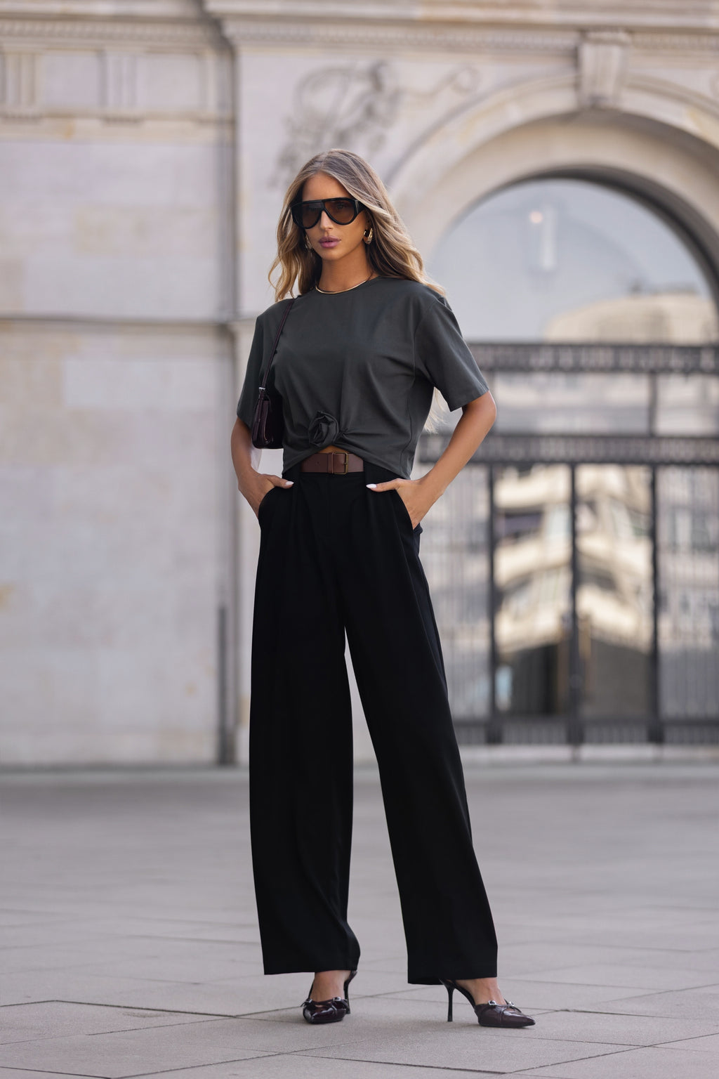 T-shirt z krótkim rękawem i kwiatowym wiązaniem w talii